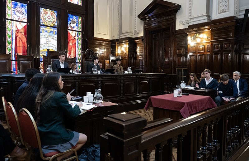 Jóvenes estudiantes exploraron los “secretos” de la Justicia en la sala más tradicional de Tribunales
