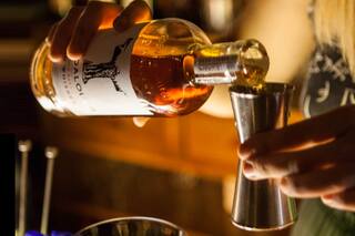 El whisky sale del closet: cuatro bares para disfrutarlo con buena comida