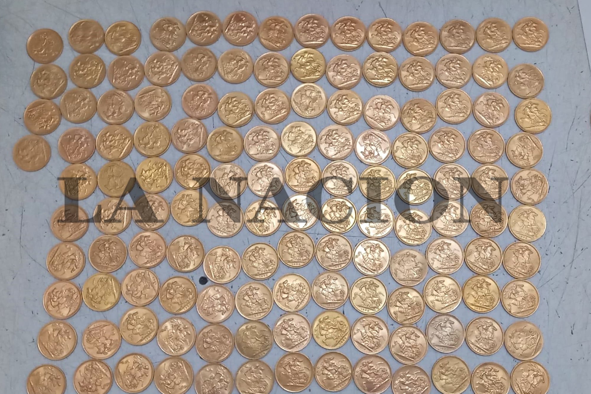 Parte de las monedas que estaba depositadas en la caja de seguridad y que no fueron sustraídas