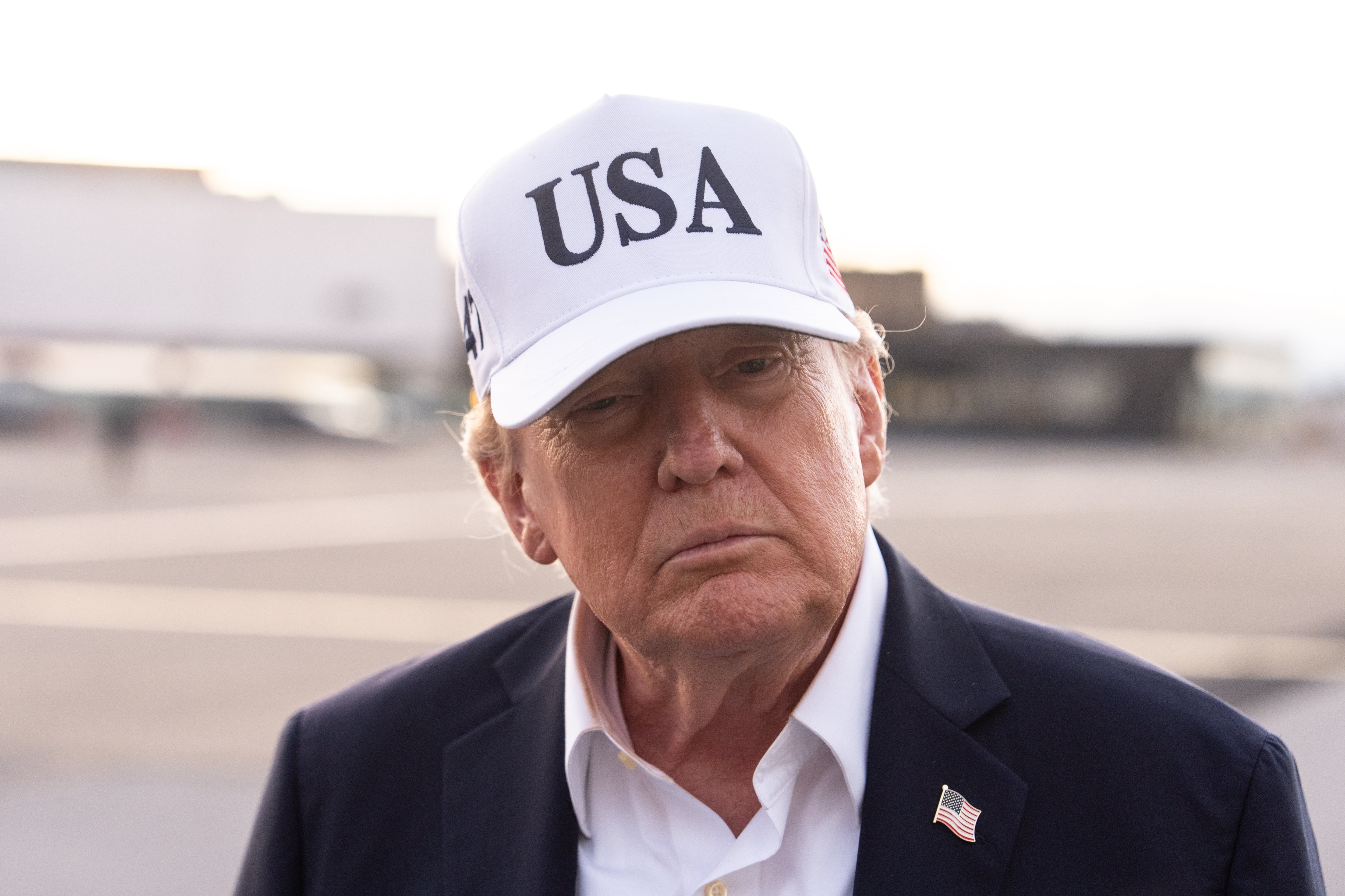 El presidente Donald Trump habla con periodistas antes de embarcar en el Air Force One
