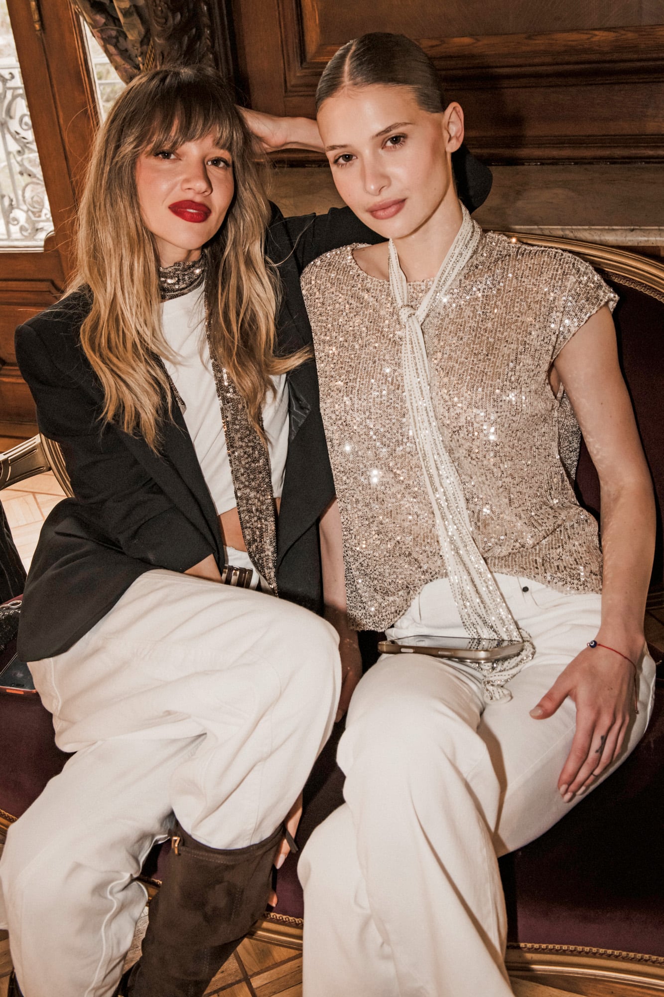 Agostina Barbagelata y Francesca Ribero dijeron presente con looks que combinaron brillo, sastrería relajada y tonos claros, en una apuesta elegante y canchera