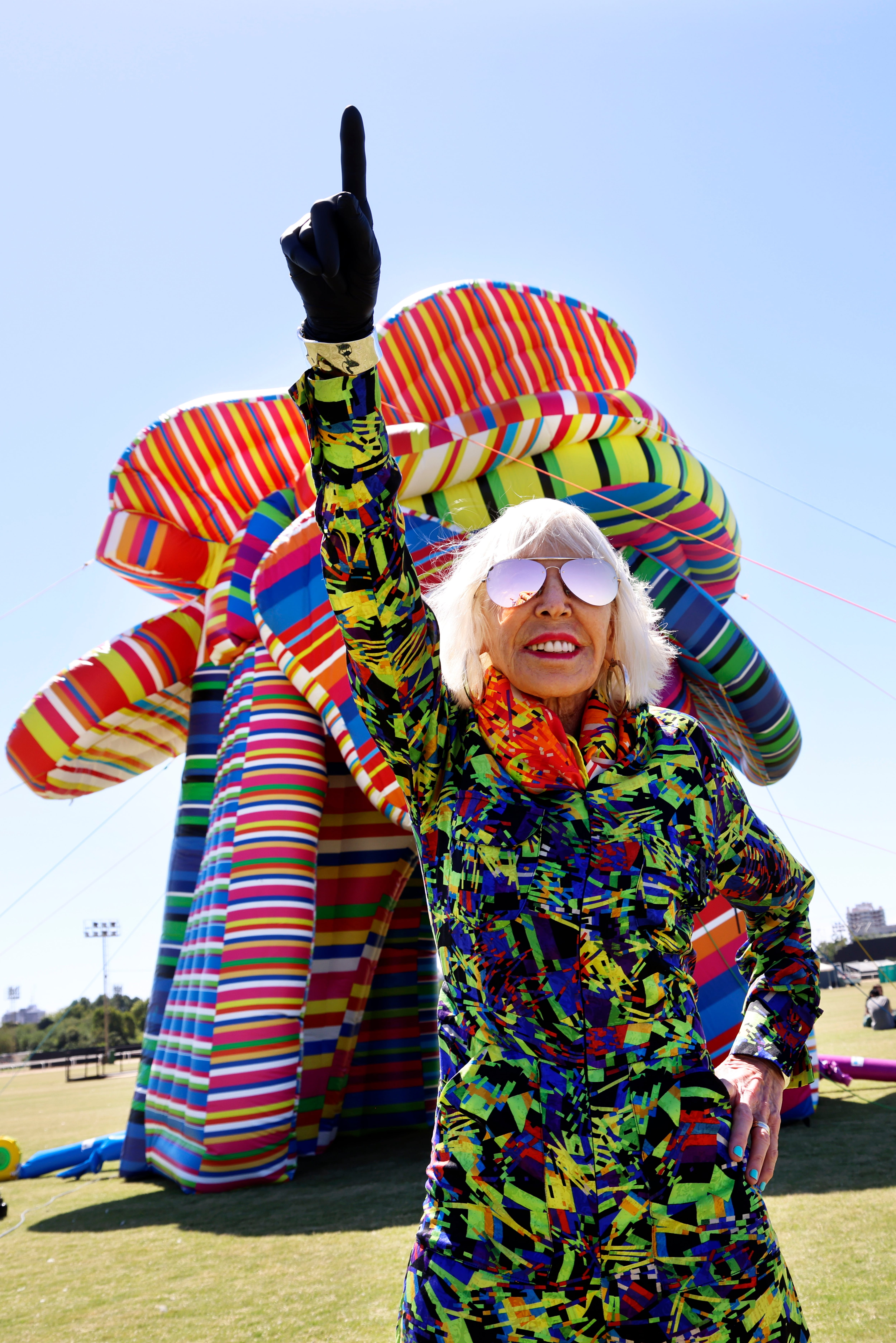 Minujín con una de sus esculturas inflables en la última edición de Lollapalooza