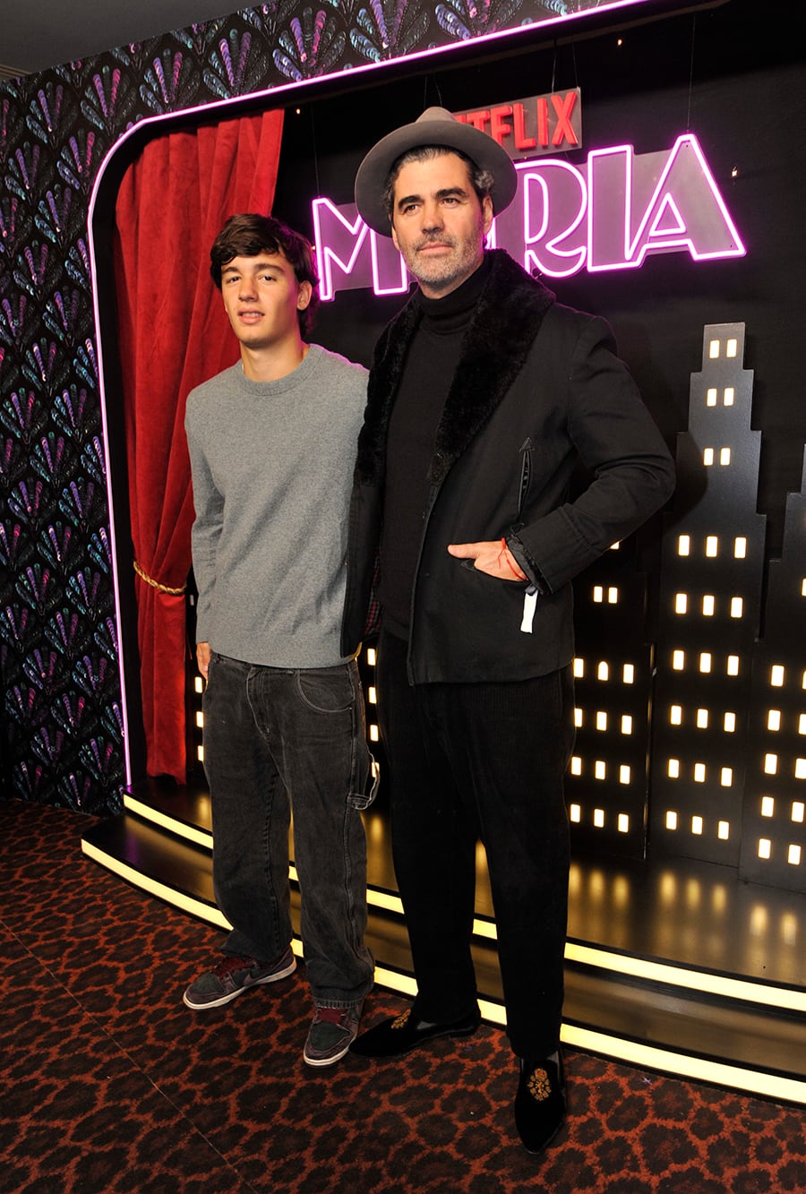 Armando Bo, productor de la serie, junto a uno de sus hijos