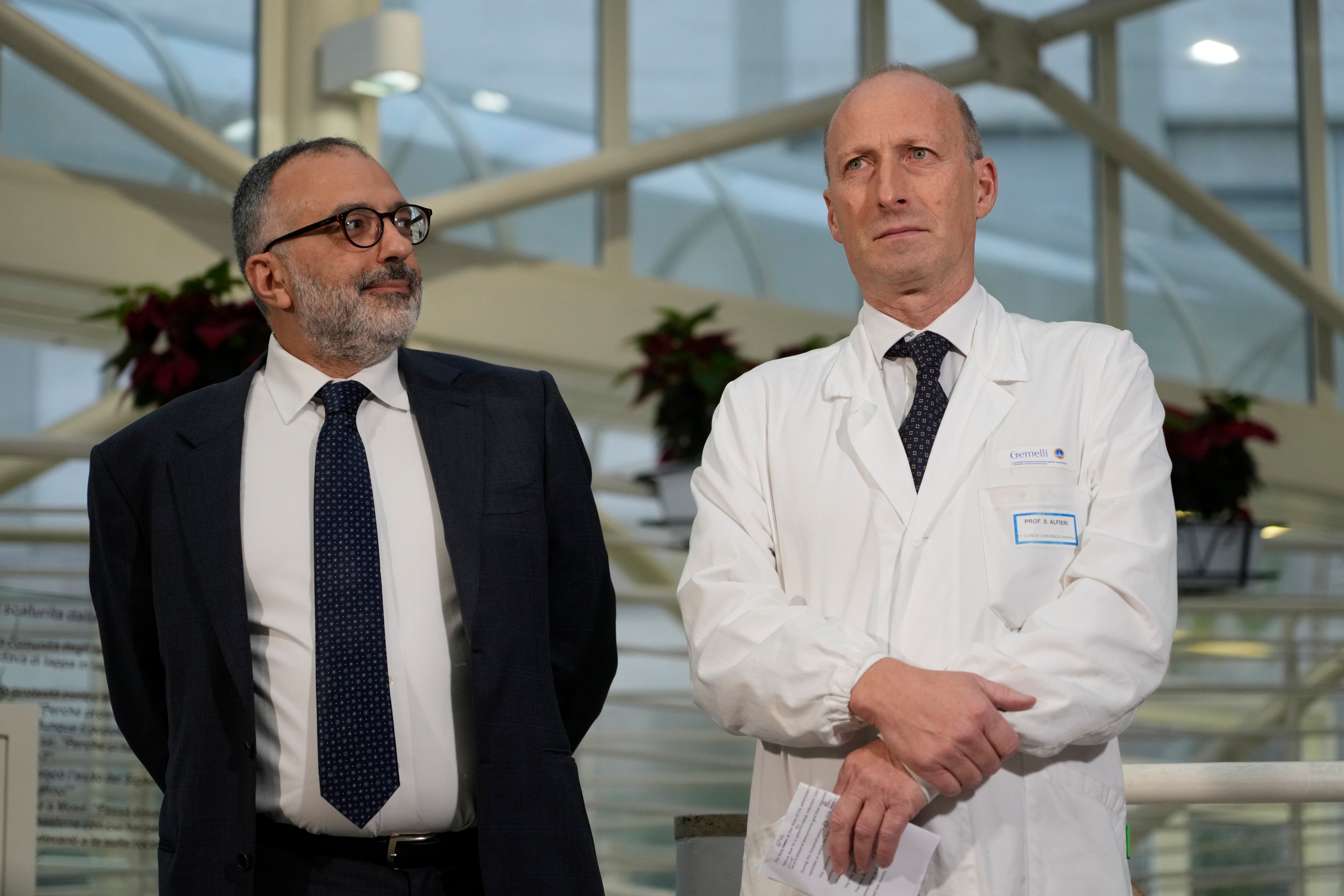 De izquierda a derecha el médico jefe de la Oficina vaticana de Salud e Higiene, Luigi Carbone, y el cirujano Sergio Alfieri hablan con periodistas el sábado 22 de marzo de 2025, en la entrada de la policlínica Agostino Gemelli donde el papa Francisco está ingresado por una neumonía bilateral desde el 14 de febrero de 2025