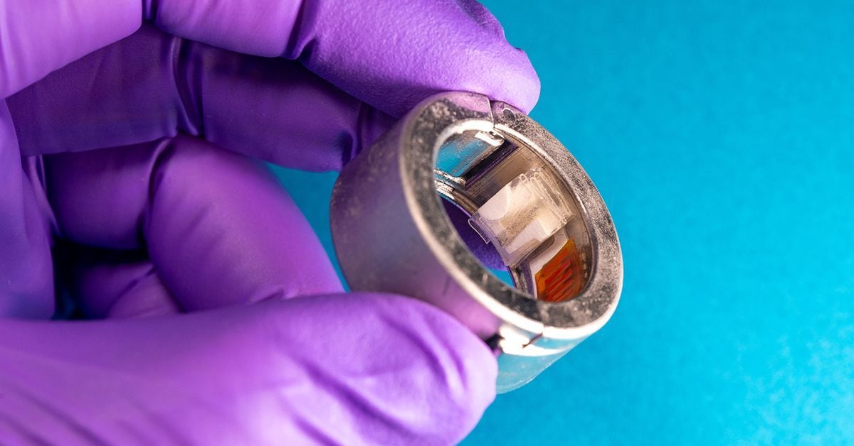 Un nuevo anillo inteligente realiza un seguimiento continuo y simultáneo de varios biomarcadores a la vez, entre ellos glucosa, cetonas, vitamina C, ácido úrico, lactato y alcohol. Fotos: David Baillot / Escuela de Ingeniería Jacobs de la UC San Diego.