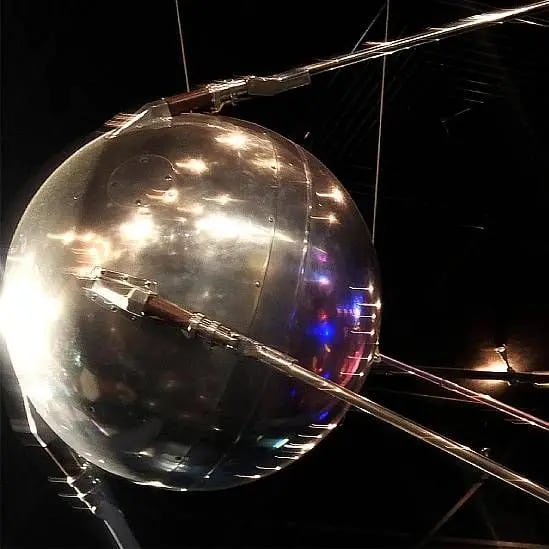 Los soviéticos y los estadounidenses habían estado compitiendo en el espacio desde el lanzamiento en 1957 del Sputnik-1, el primer satélite artificial de la historia