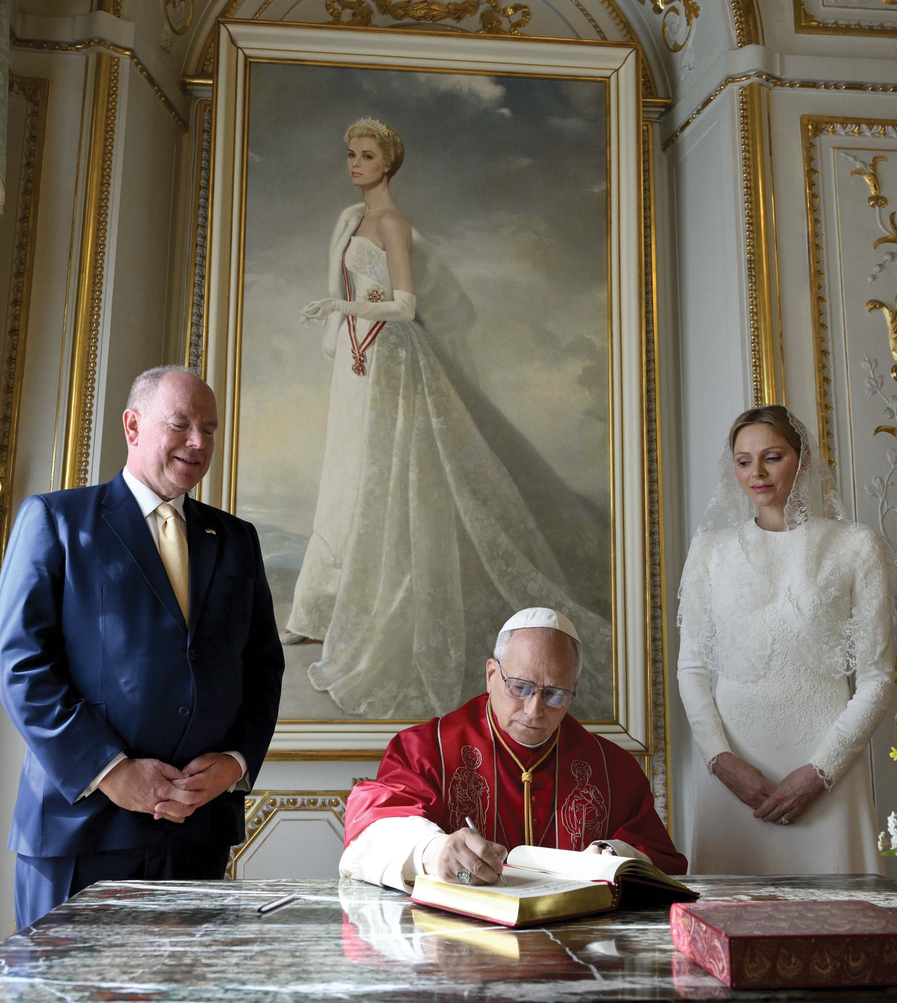 En el Salón de Honor del Palacio del Príncipe, León XIV firmó el Libro de Agradecimientos.
Detrás de él se ve un espectacular retrato de Grace Kelly, pintado por Ralph Wolfe en 1956