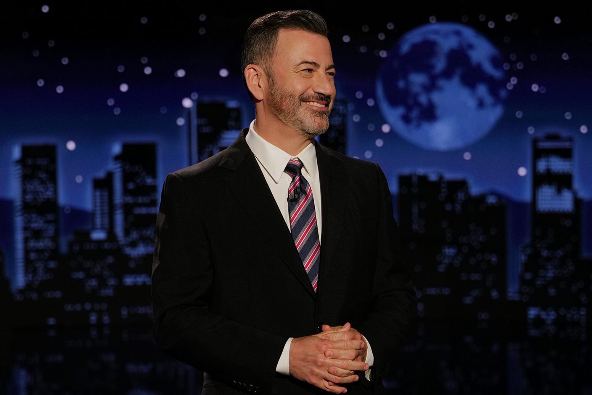 Jimmy Kimmel presentando su programa nocturno