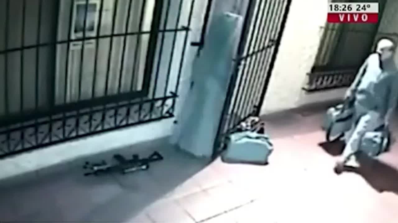 López entrando al lugar con el arma y los bolsos y el dinero que no pudo justificar