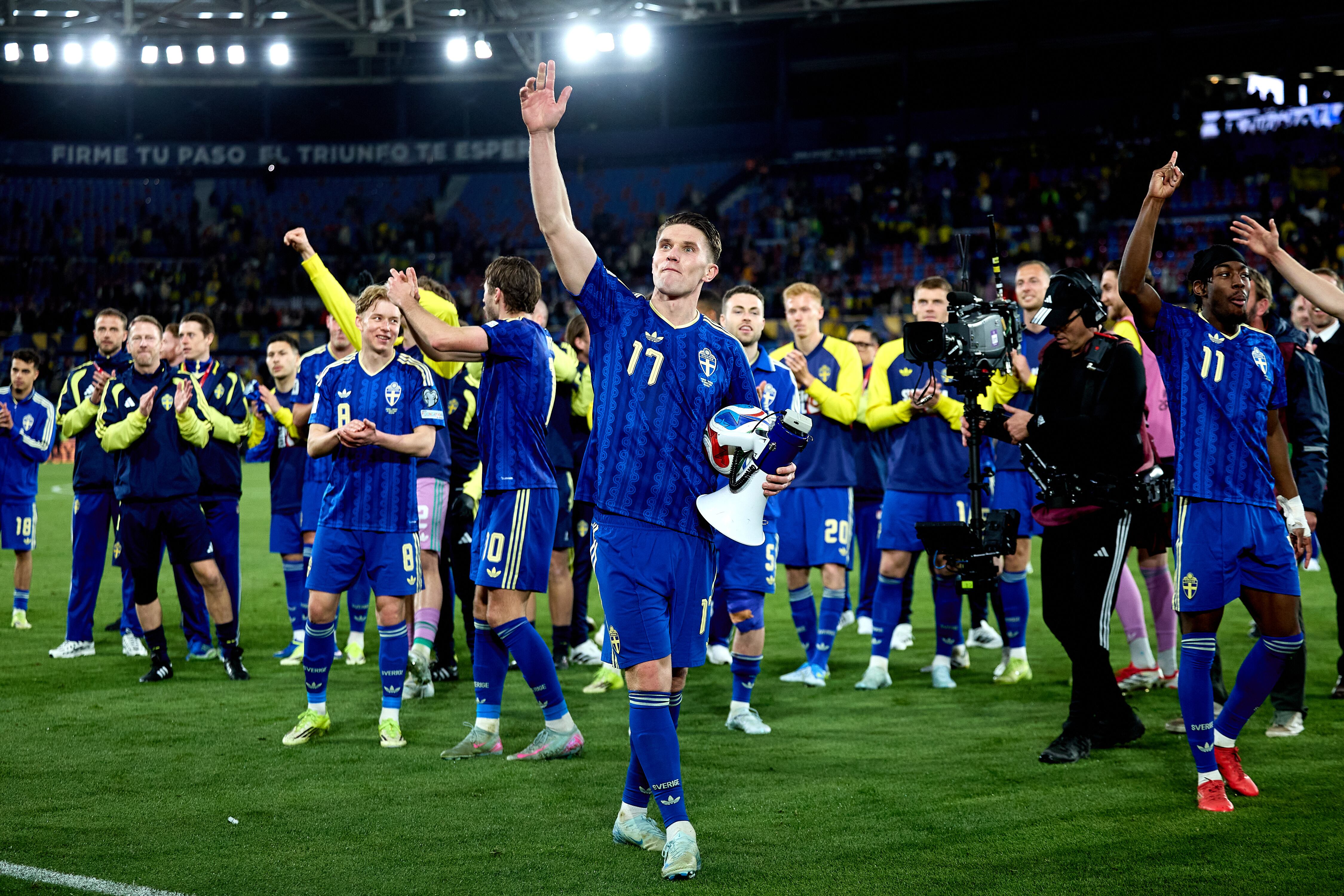 Viktor Gyokeres, autor de los tres goles de Suecia en la victoria por 3 a 1 sobre Ucrania, festeja el triunfo y se lleva el balón por el hat-trick