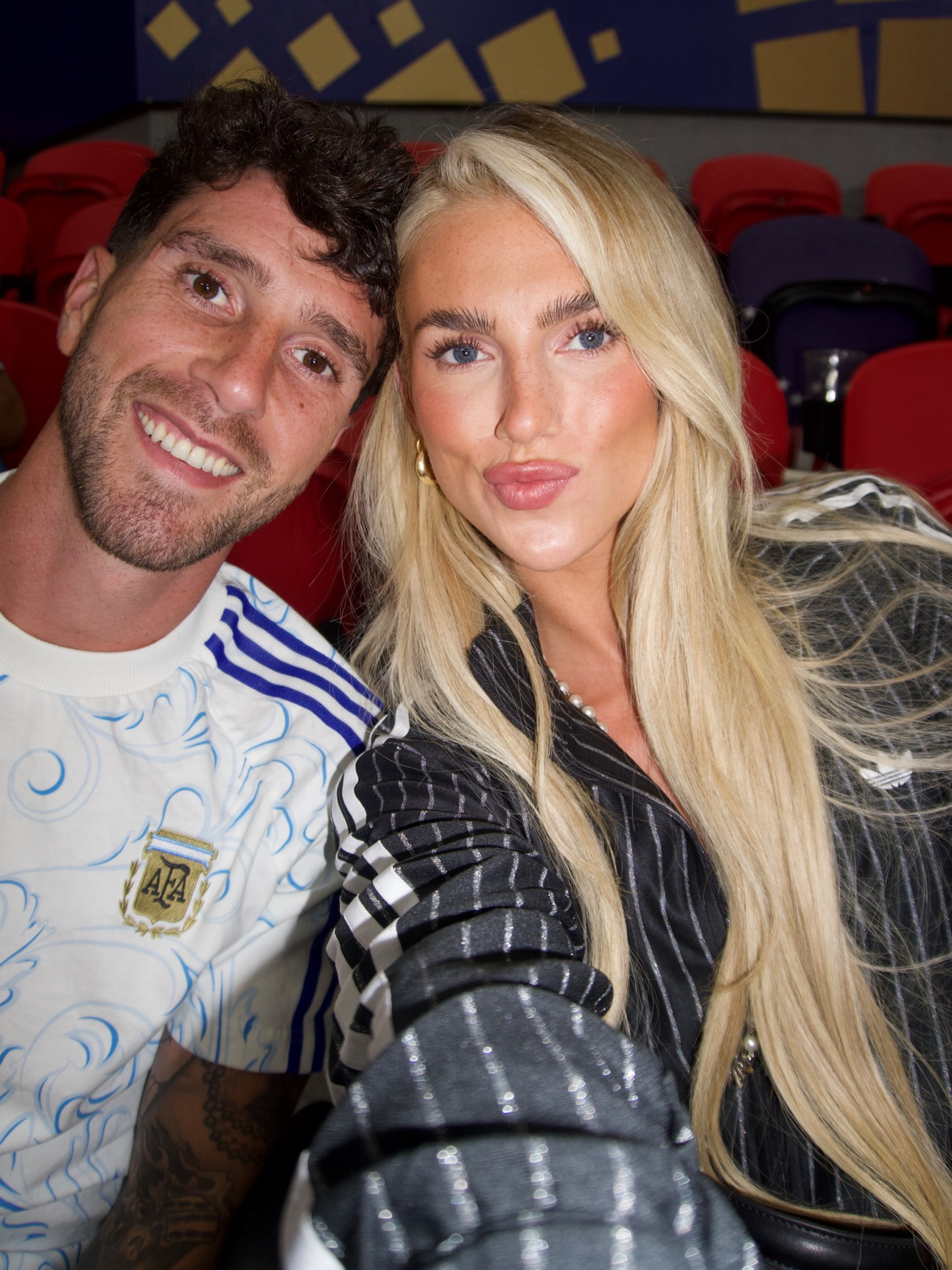 Kelci-Rose Bowers acompañó a Marcos Senesi en el partido frente a Inglaterra (Foto: Instagram @_kelci.rose_)