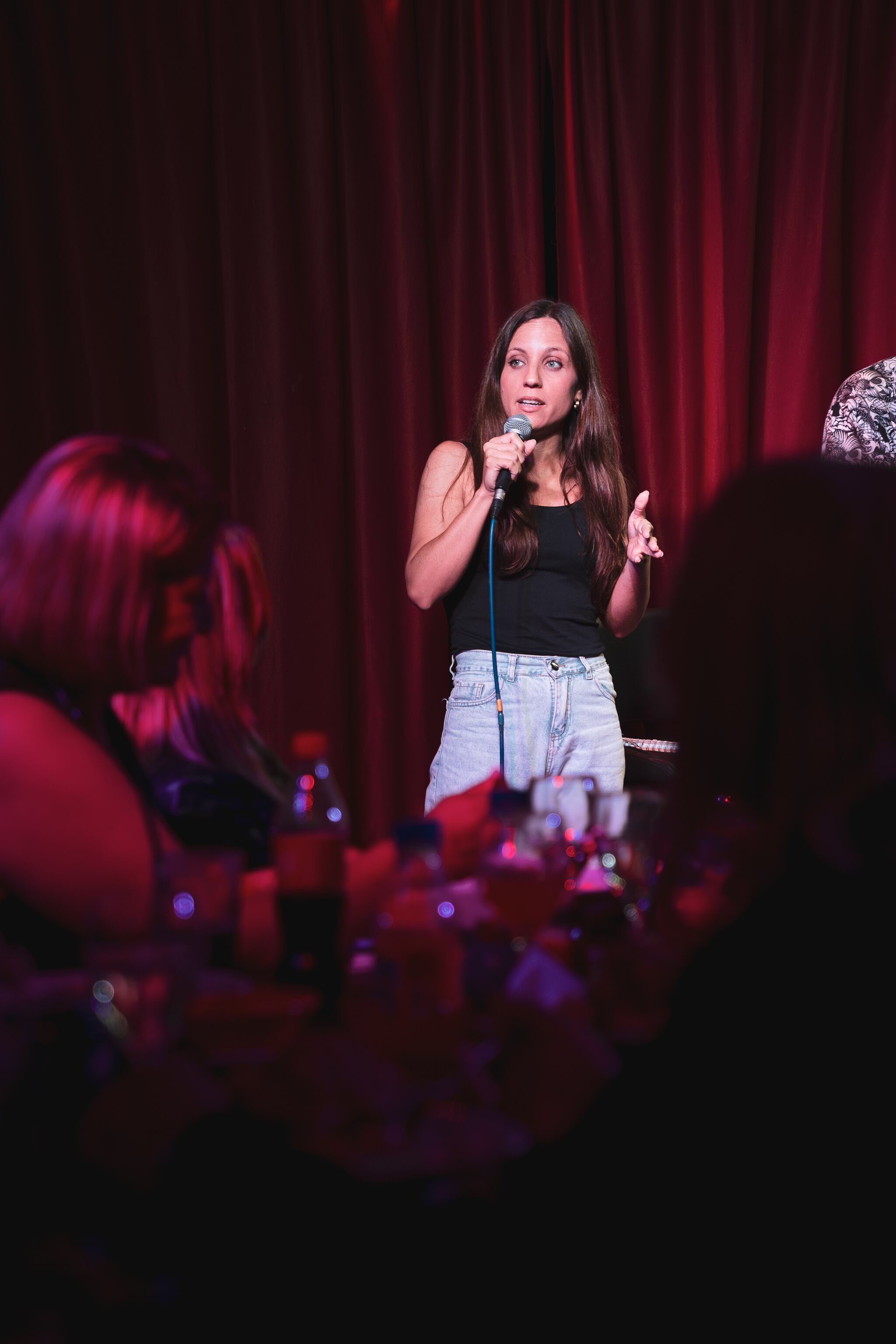 “La variedad de temas que toco tiene que ver con lo que atravieso o atravesé, y le busco la ironía, bordeando por momentos lo incómodo y exponiendo situaciones que buscan la identificación”, cuenta Aguilar