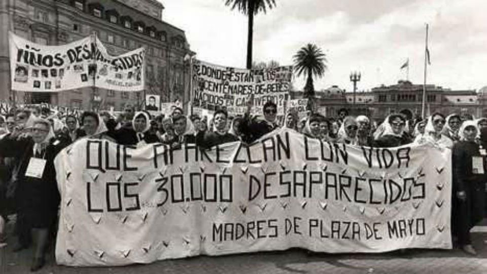 Qué pasó el 24 de marzo 1976, un resumen de secundario 7 Las madres y abuelas de Plaza de Mayo en una de las marchas