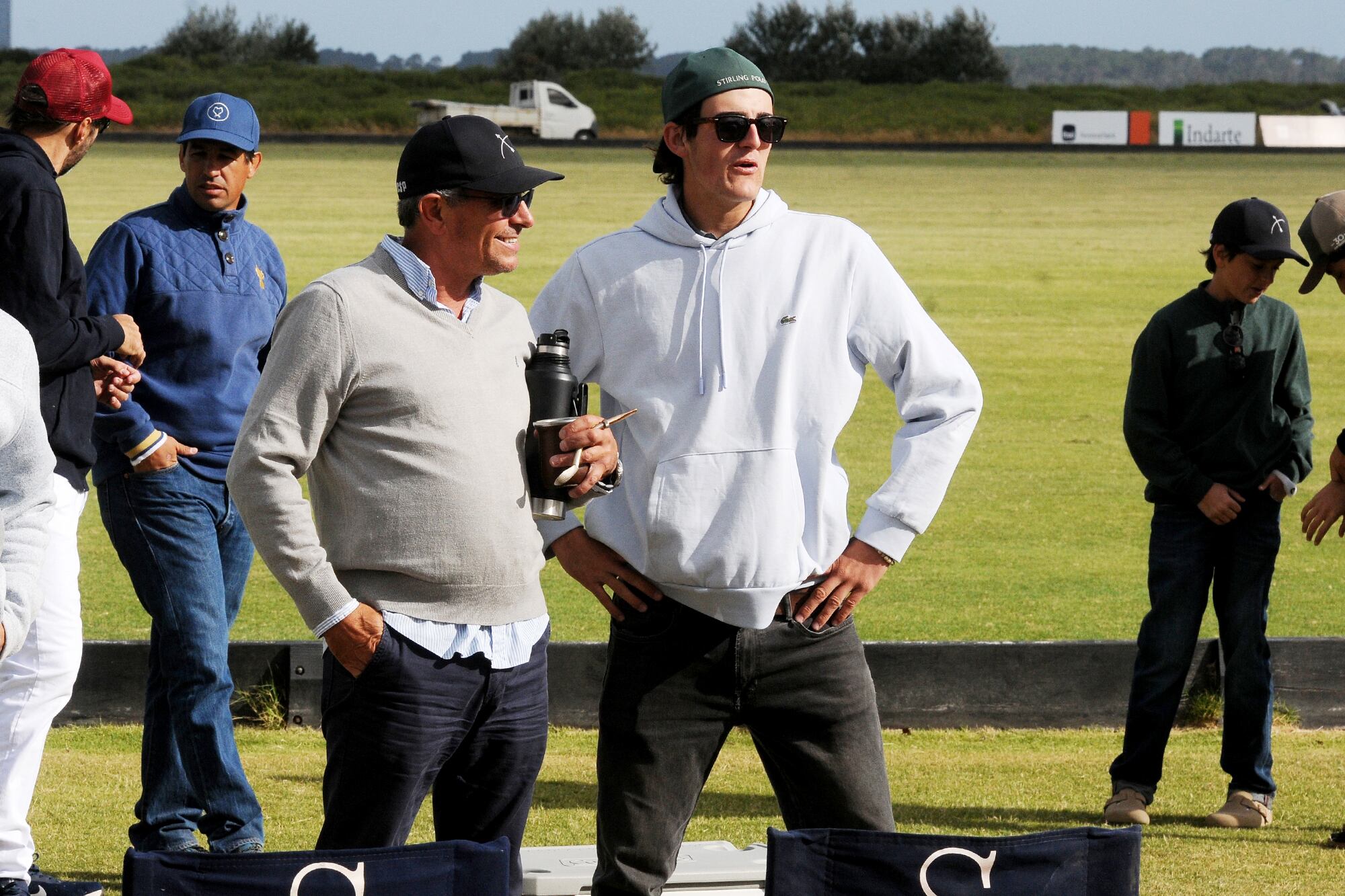 Martín Piñeiro y Milo Laguarda compartieron unos mates al costado de la cancha