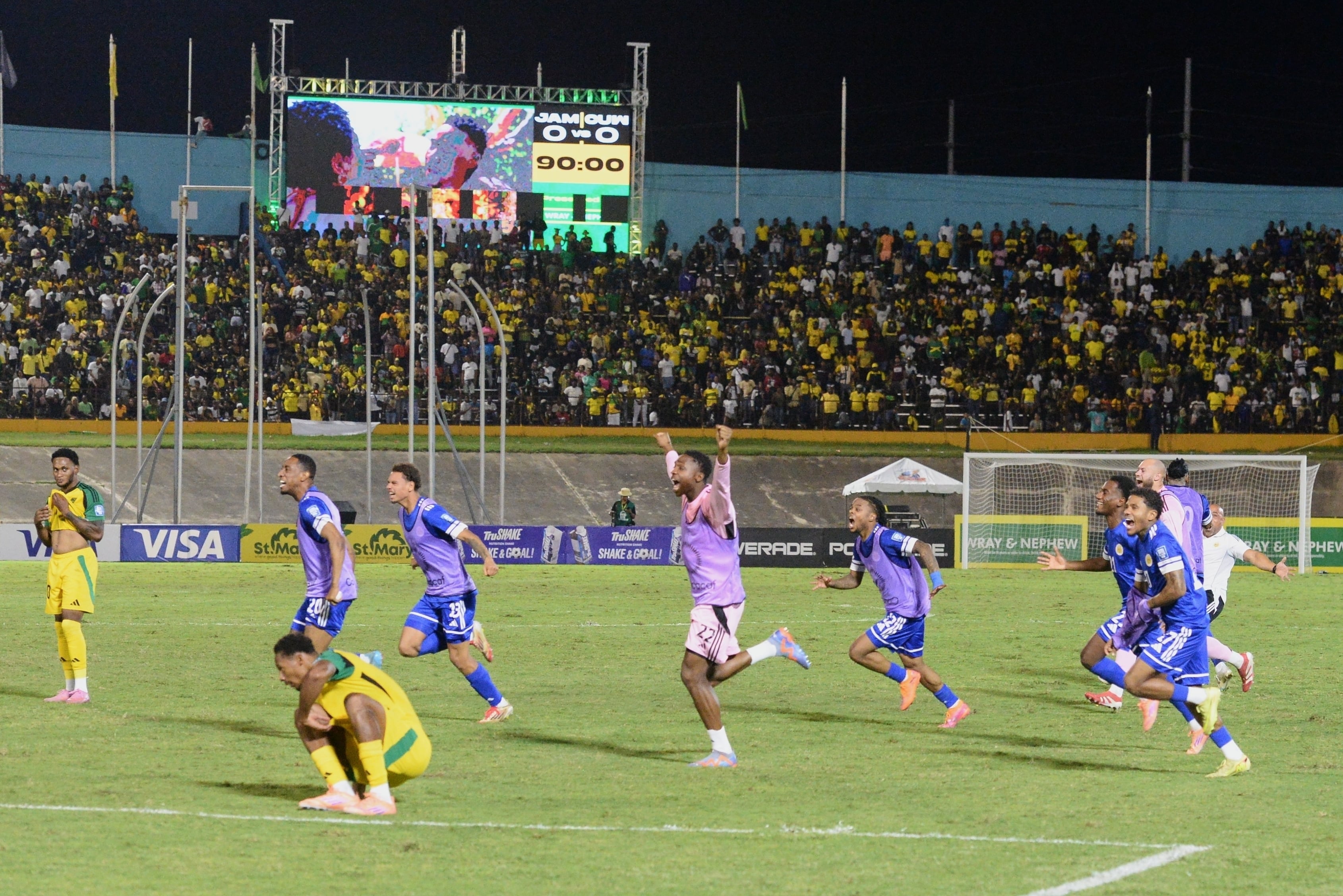 Los jugadores de Curazao celebran la clasificación para la Copa del Mundo de fútbol FIFA 2026 después de un juego contra Jamaica en Kingston, Jamaica, el martes 18 de noviembre de 2025. (AP Photo/Collin Reid)