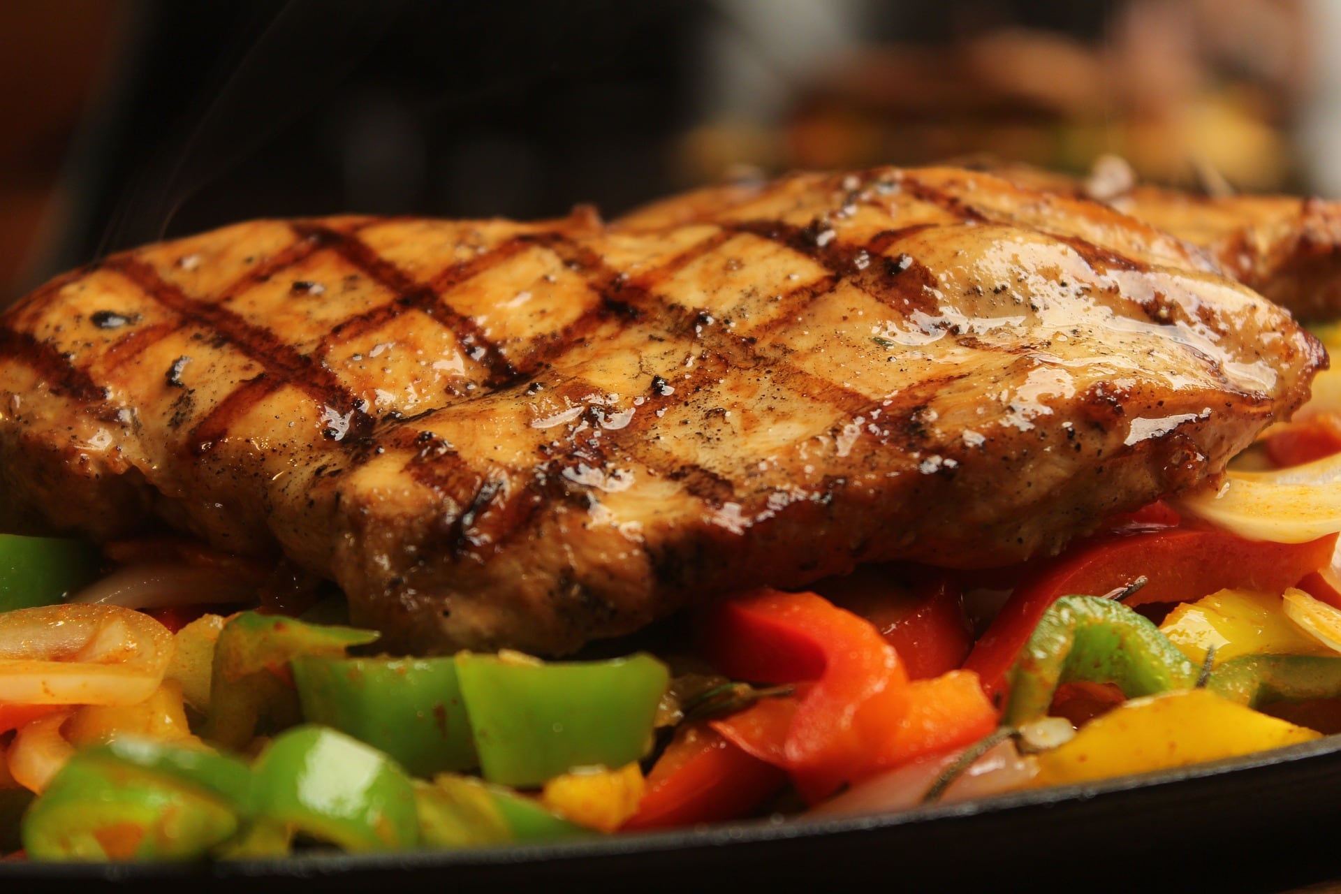 La pechuga de pollo contiene más de la mitad de la cantidad diaria recomendada de vitamina B3, también conocida como niacina