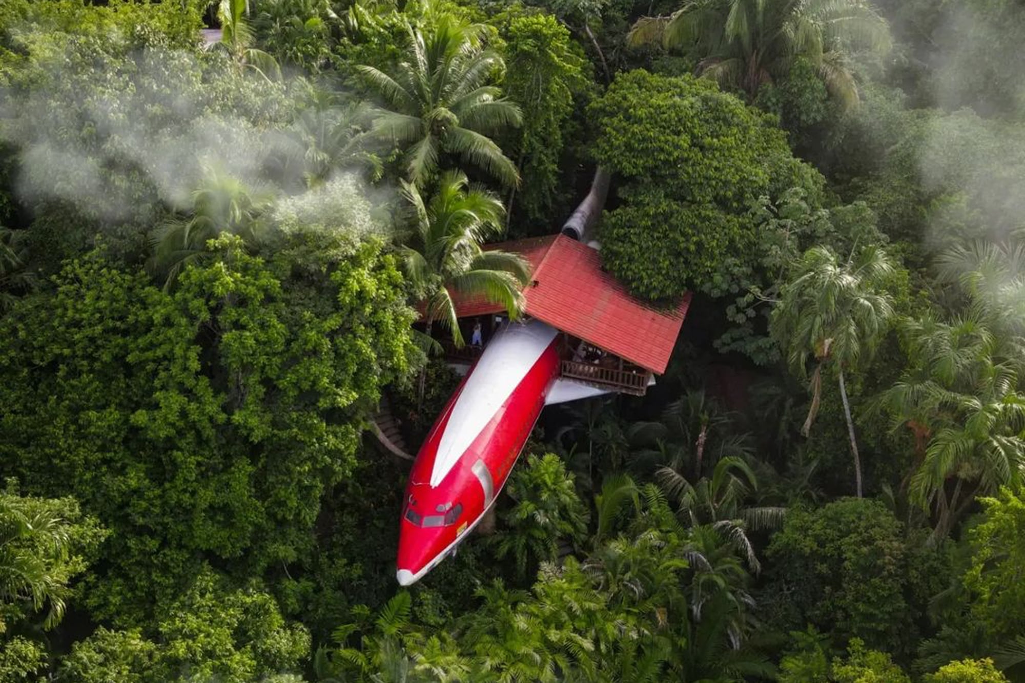 Reconvirtió un avión abandonado en una casa en medio de la selva y hoy ofrece una experiencia premium