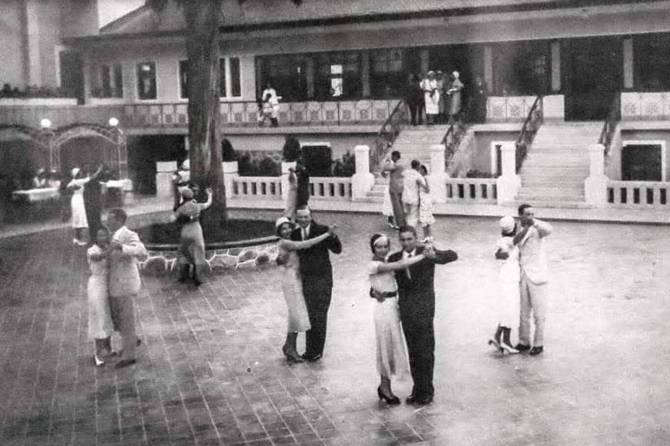 Baile y diversión en uno de los patios del Eden Hotel