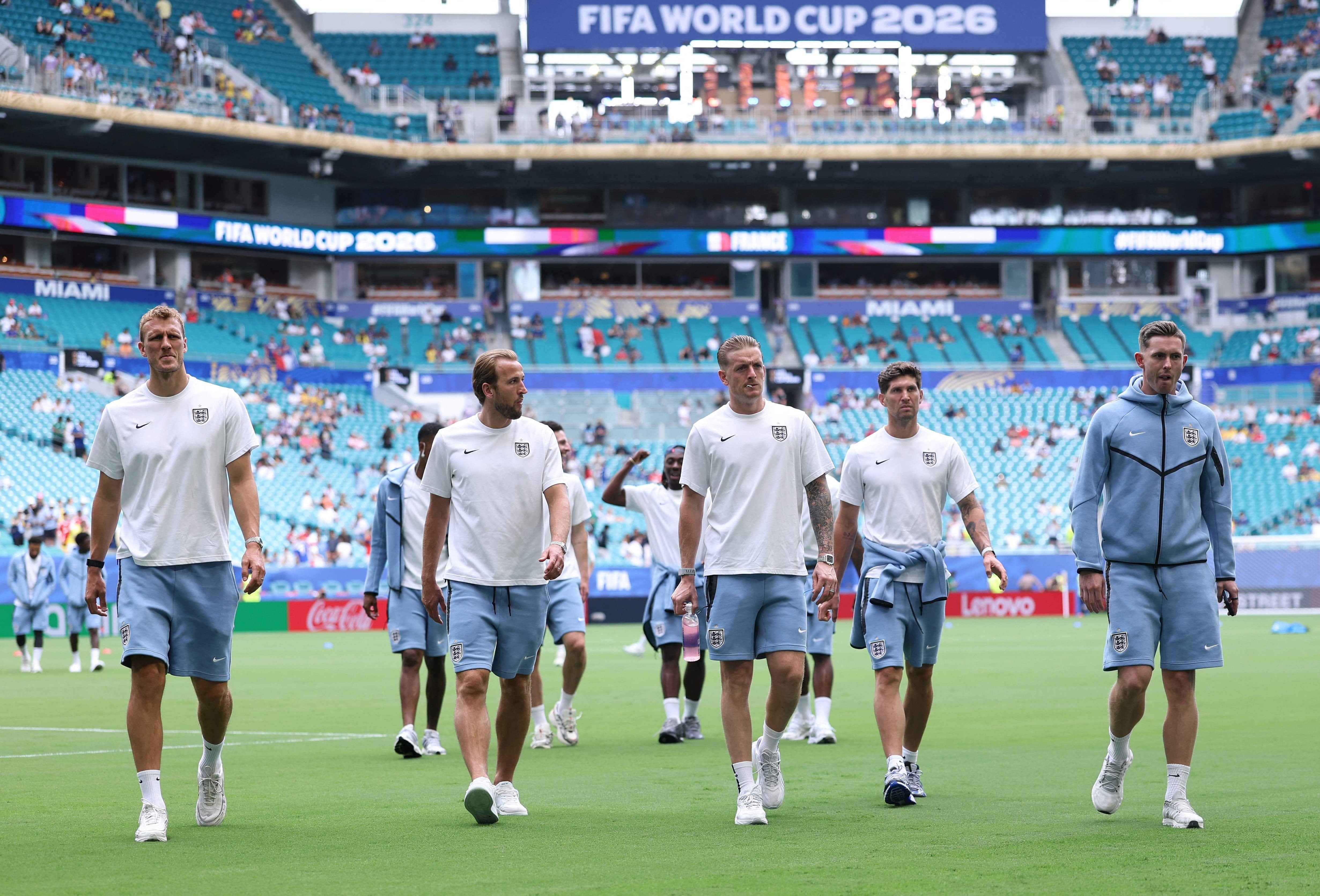 Dan Burn, Harry Kane, Jordan Pickford, John Stones y Dean Henderson en el campo de juego del Miami Stadium