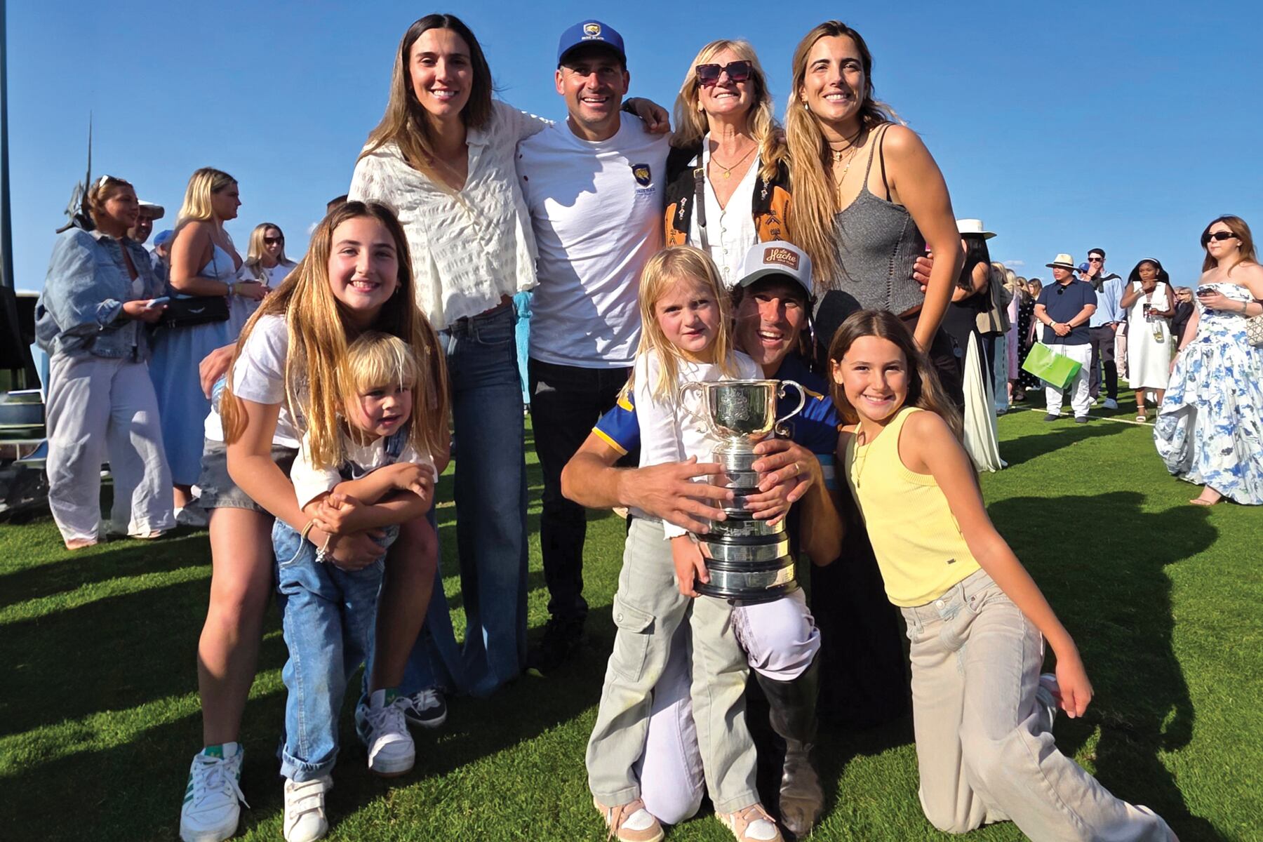 Hilario sostiene
la copa rodeado
por su familia. De
izquierda a derecha:
Lavinia Ulloa (hija),
Inés Costamagna
(cuñada), Salvador
Ulloa (hermano),
Mónica Isla (madre),
Clara Ferraiuelo (su
mujer). A su lado
lo abrazan Casilda
Elizalde (sobrina) y
Ámbar Ulloa (hija).