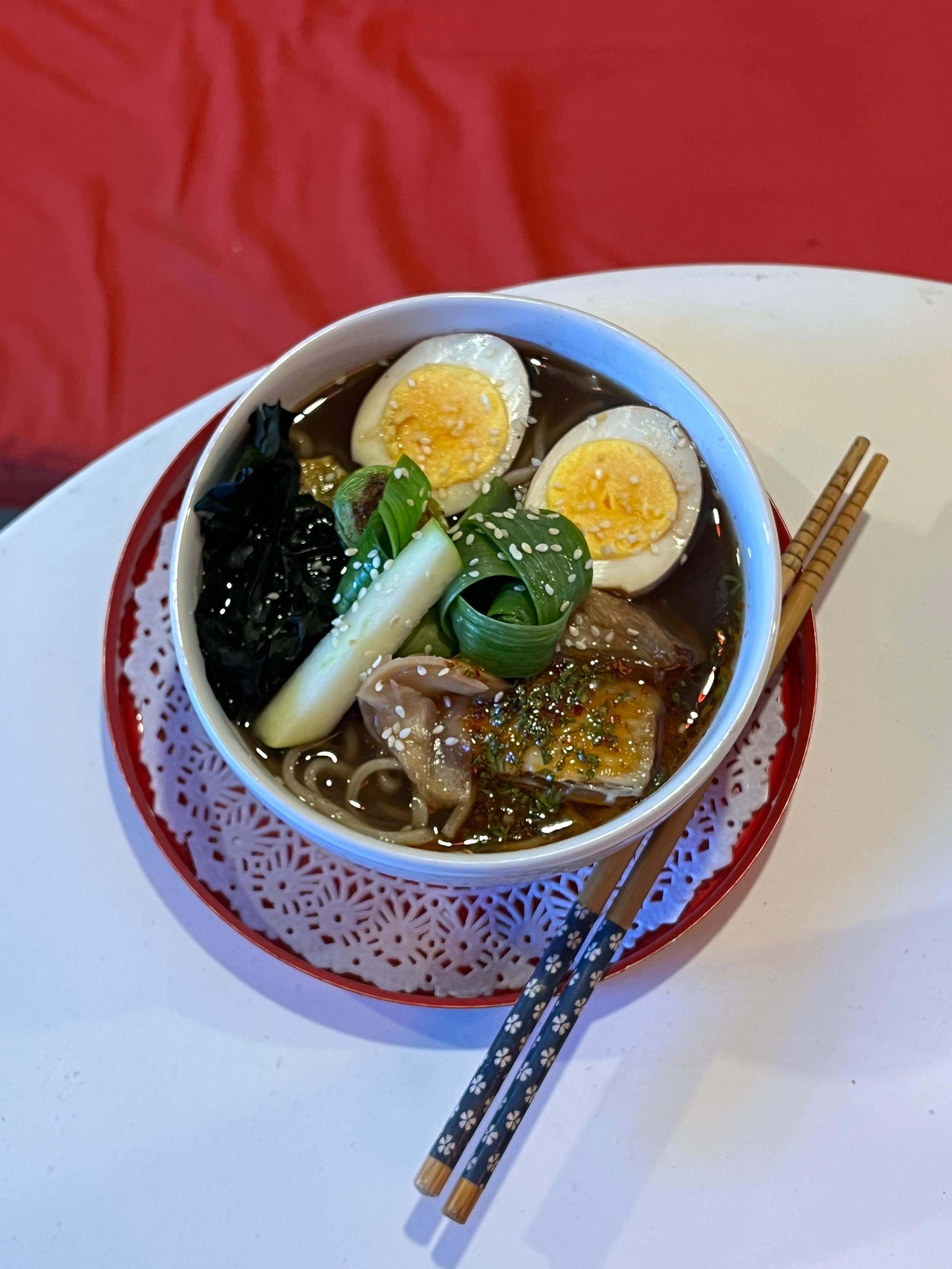 La estrella de la carta son los ramen, siempre con toppings frescos.