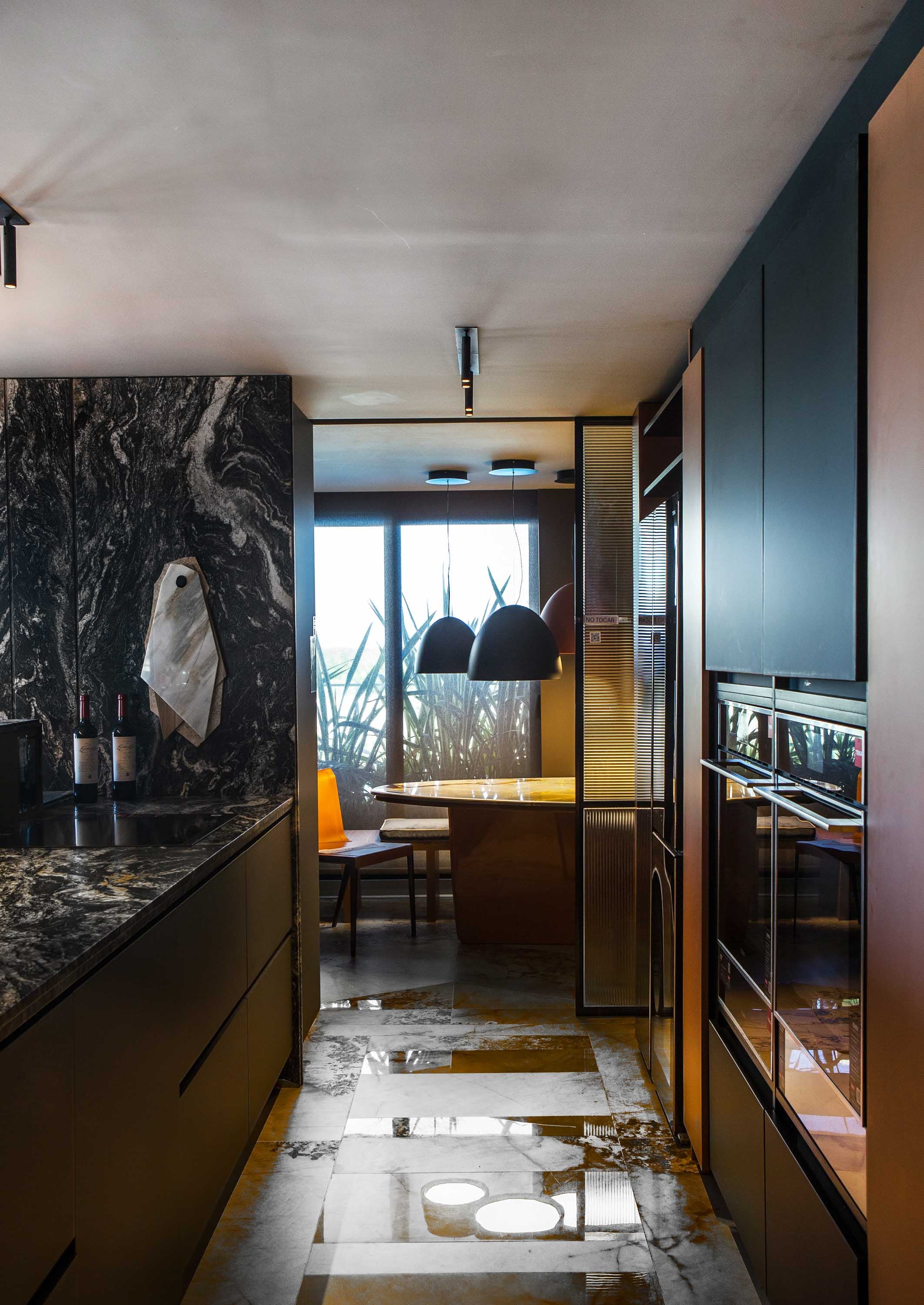 El comedor se puede cerrar con una puerta corrediza de vidrio acanalado de Vasa ejecutada por Fusión Aberturas.