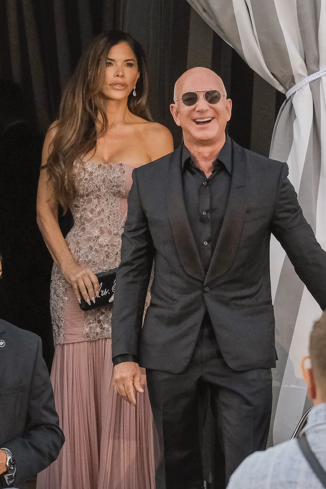 Jeff y Lauren salen del hotel
Aman rumbo a la “Dolce Notte”,
la gran fiesta organizada en el
Arsenale, los viejos astilleros del
siglo XIV. La periodista impactó
con un romántico strapless con
aplicaciones de brillos.