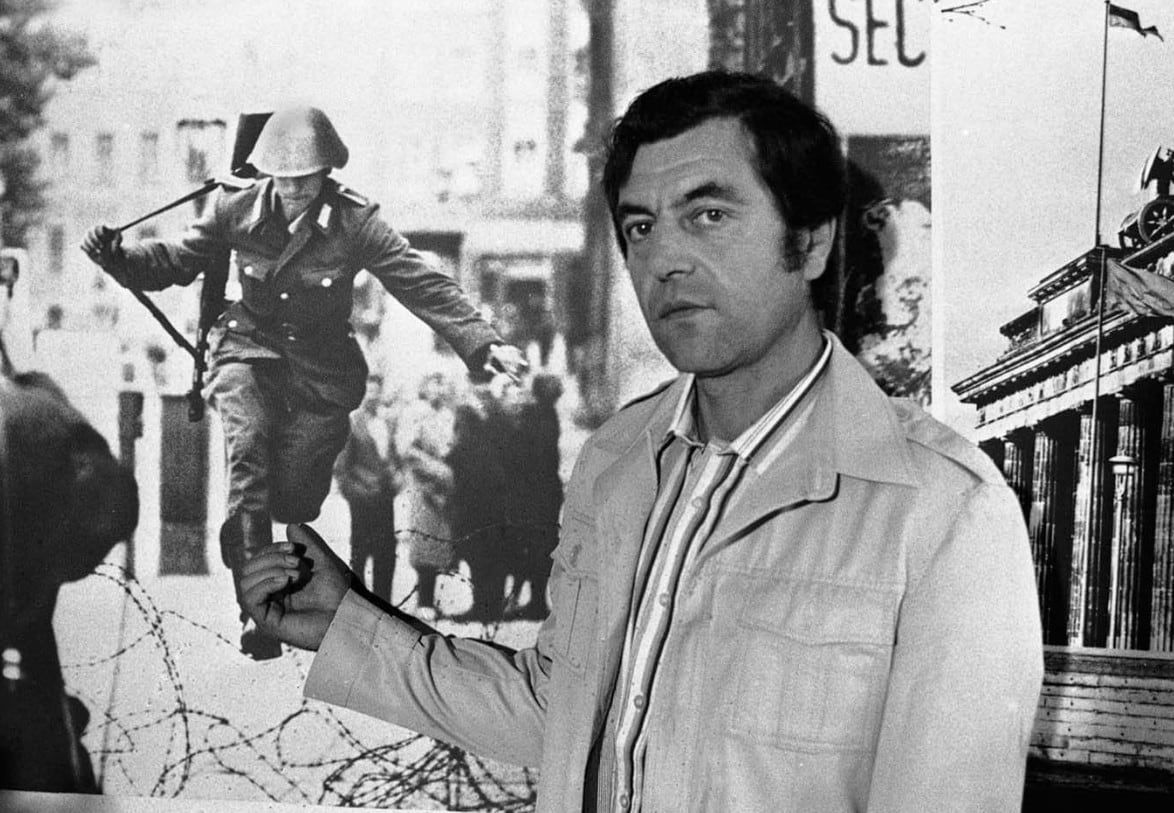 El salto a la libertad, la imagen que se convirtió en símbolo de la Guerra Fría y marcó para siempre a su protagonista 8 El salto a la libertad: Schumann abandona su arma y cruza hacia Berlín Occidental, apenas dos días después del cierre de la frontera