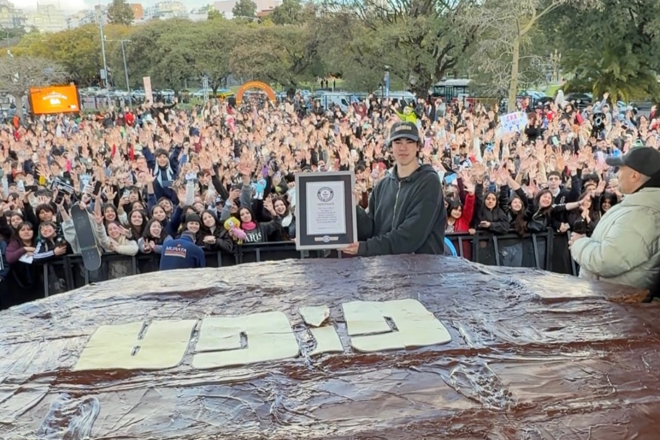 Spreen consiguió su primer récord Guinness por hacer el alfajor mas grande del mundo (3.112 kilogramos)
