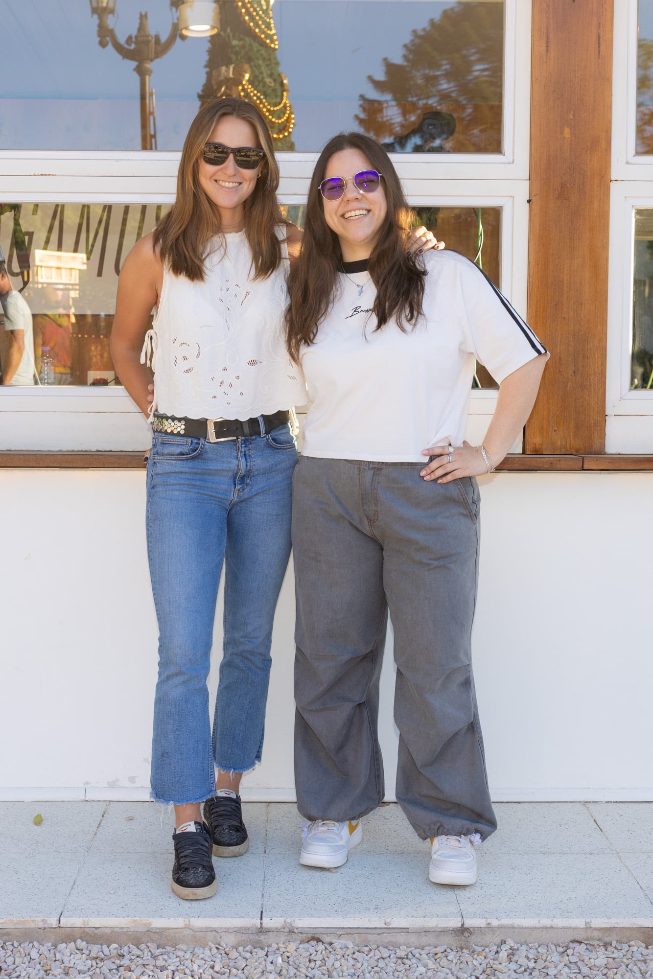 Luisa del Carril (con jeans) y Caro Ramos, salieron de la cabina donde están haciendo