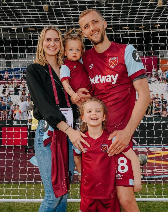 El futbolista checo junto a su esposa Natálie Dobrovodská y sus hijos