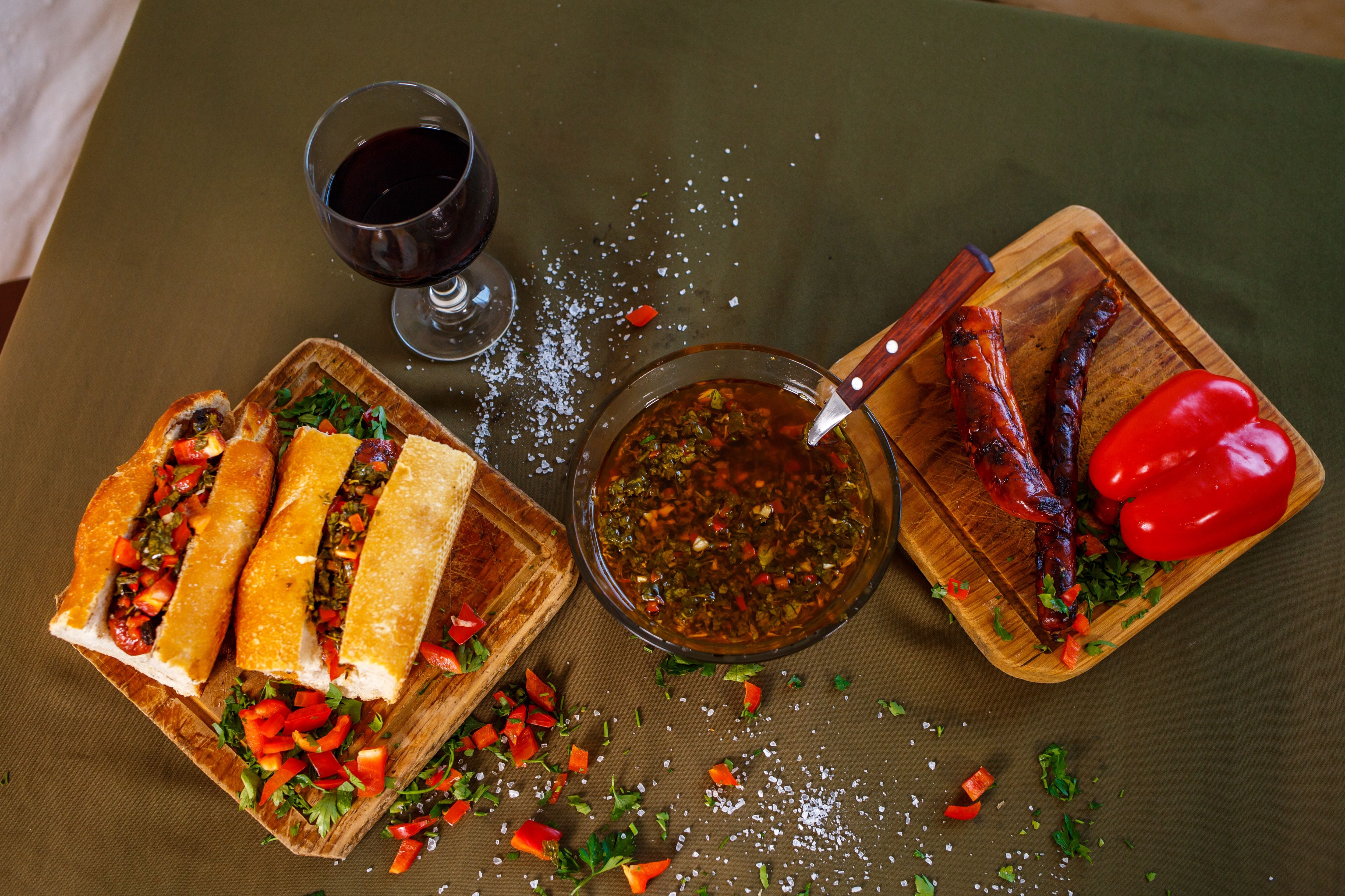 Aunque el chimichurri suele asociarse con carnes, también sirve para condimentar pizzas