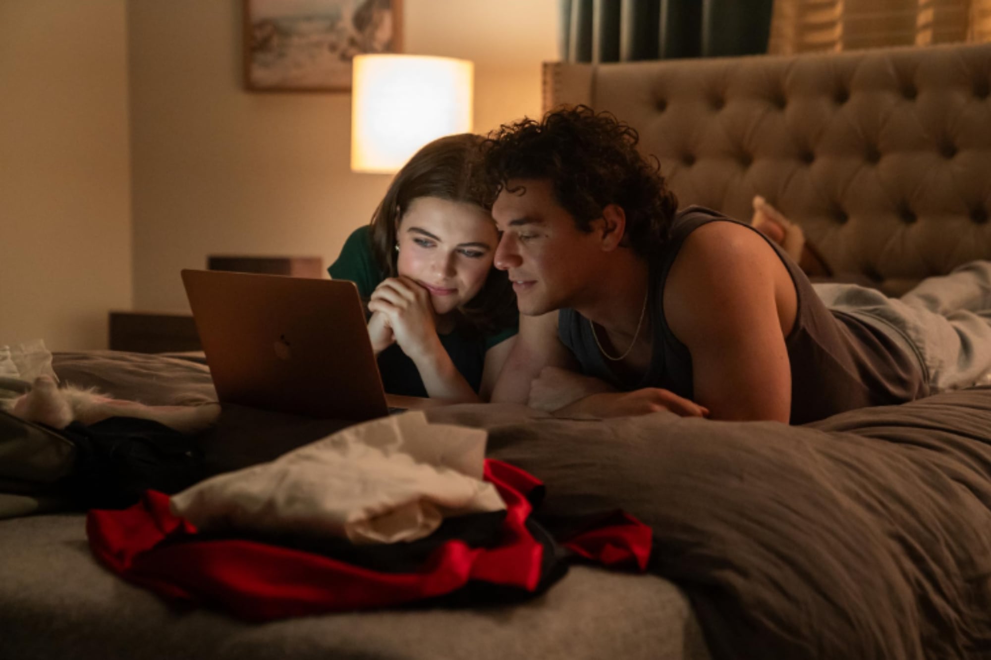 La primera temporada de Off Campus sigue la historia de amor entre Hannah (Ella Bright) y Garrett (Belmont Cameli)