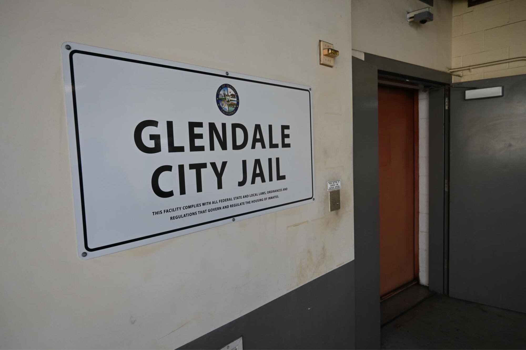 En 2016, Glendale recibió poco más de 6000 dólares por este servicio, cobrando 85 dólares diarios por detenido