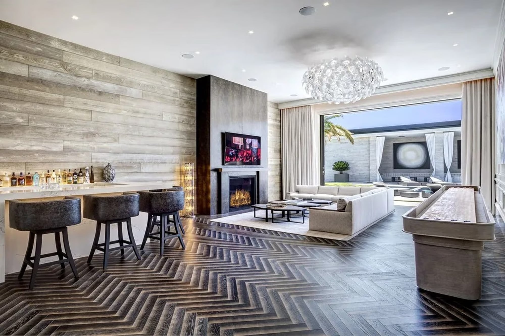 Kylie Jenner, modelo y empresaria: a tan solo un mes de poner en venta su mansión ya tuvo que bajarle el precio 17 La casa tiene 1426 metros cuadrados, siete habitaciones y diez baños