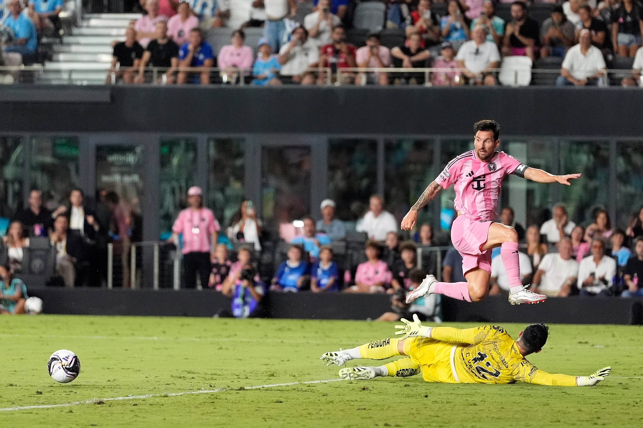 Con el último aliento, Lionel Messi deja fuera de juego al arquero colombiano Camilo Vargas y asiste para el agónico gol de Marcelo Weigandt; dos asistencias de Leo en el triunfo de Inter Miami
