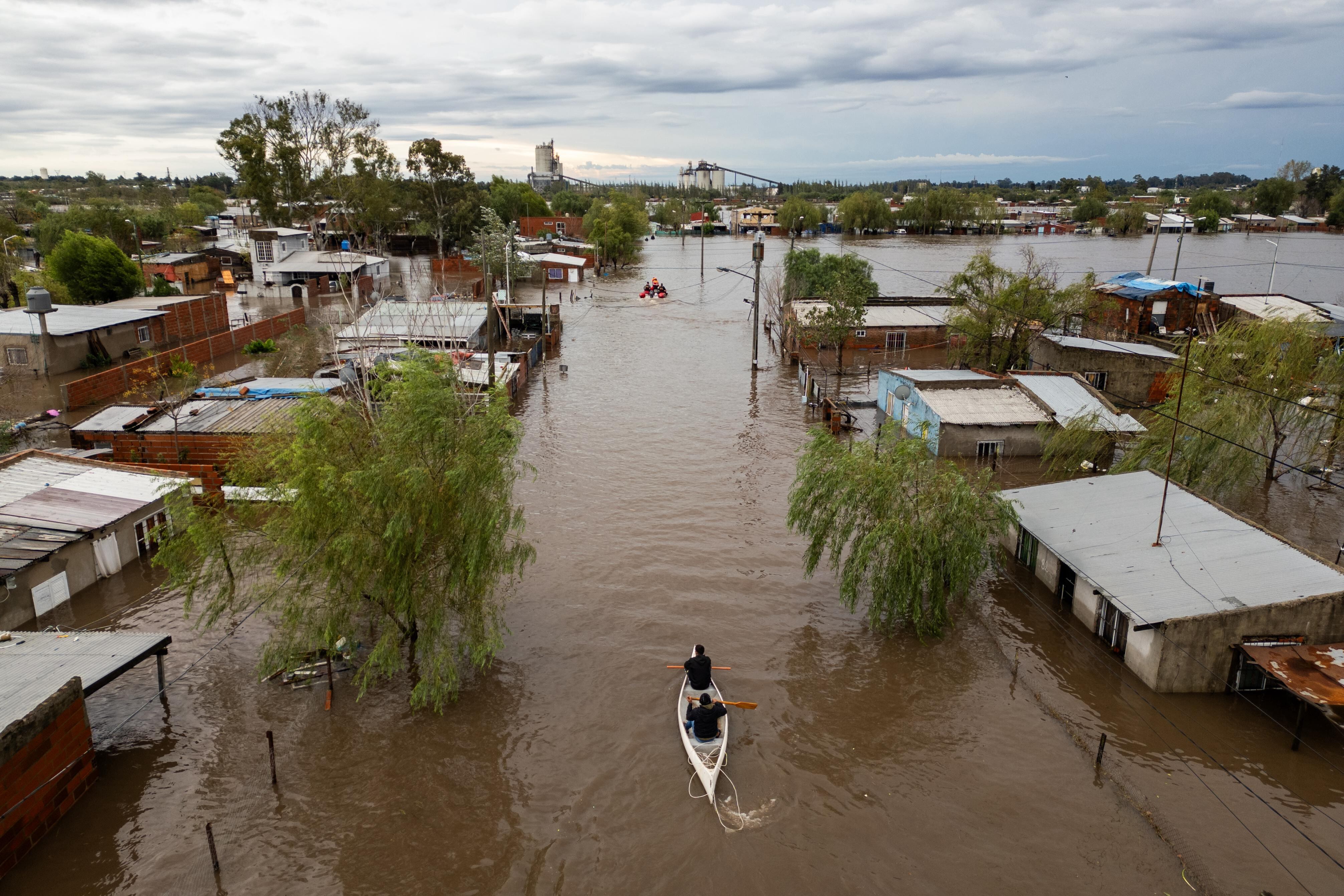 Inundación en el barrio San Cayetano en el límite entre Zárate y Campana