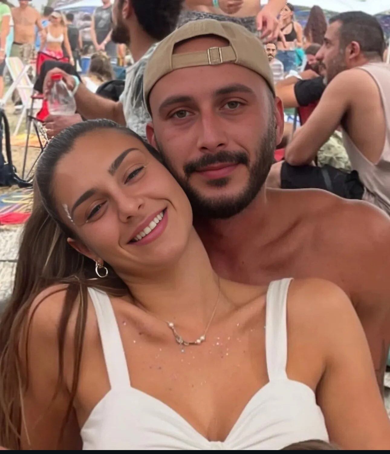 Roei Shalev junto a su novia Mapal Adam