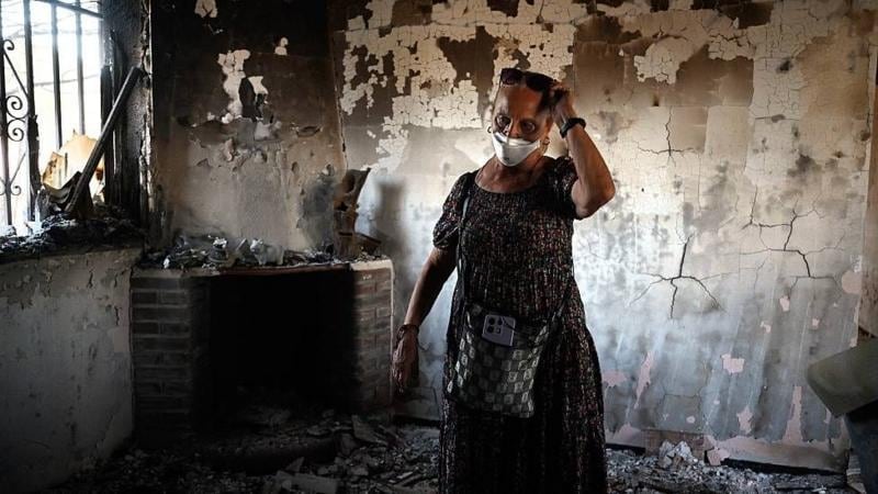 Concepcion García inspecciona qué quedó de su casa en Navas del Rey, 55 km al suroeste de Madrid, tras los devastadores incendios de julio en España
