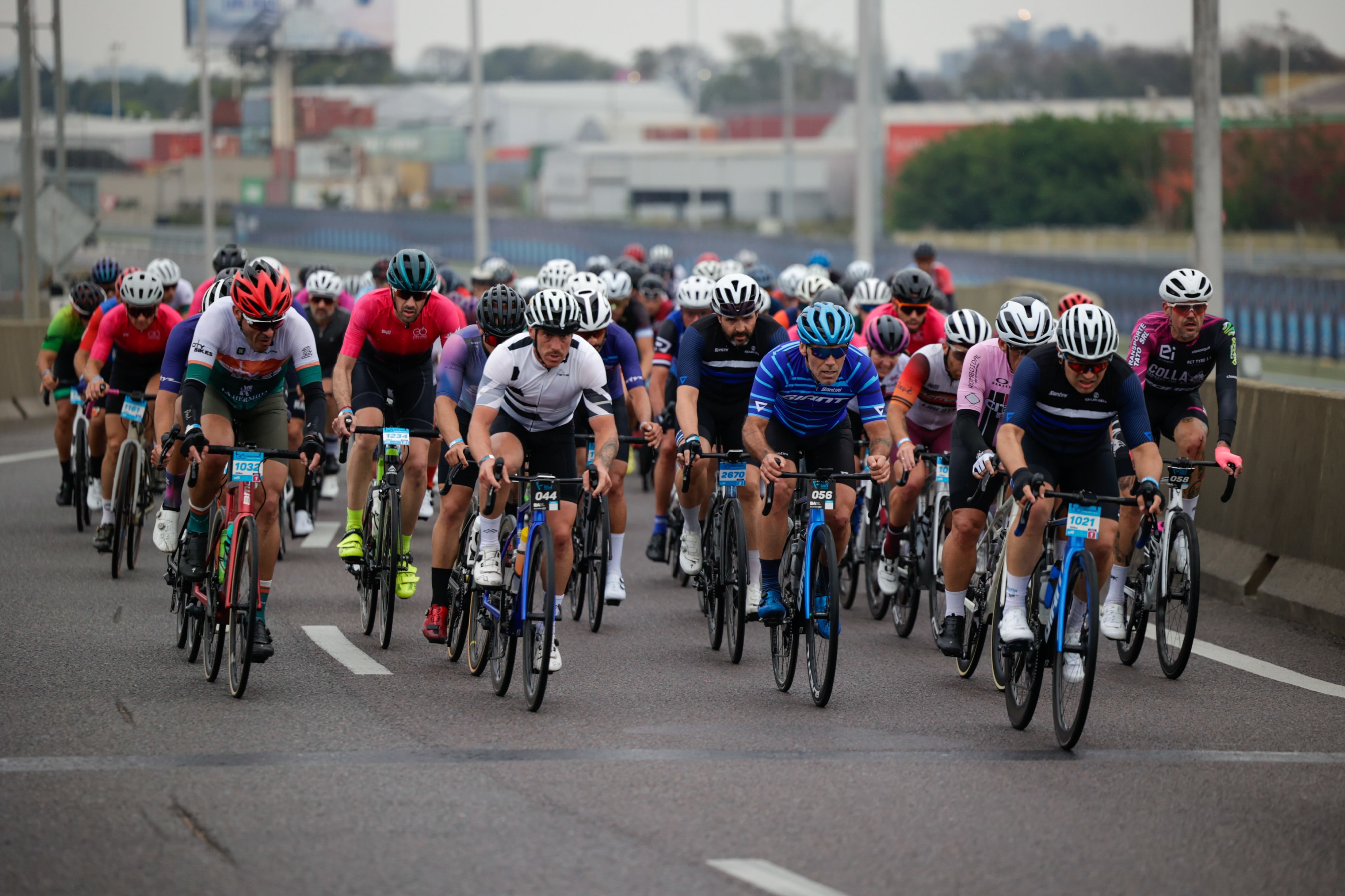 La carrera ofrece una experiencia única: pedalear por autopistas totalmente cerradas al tránsito, atravesando algunos de los lugares más emblemáticos de la ciudad