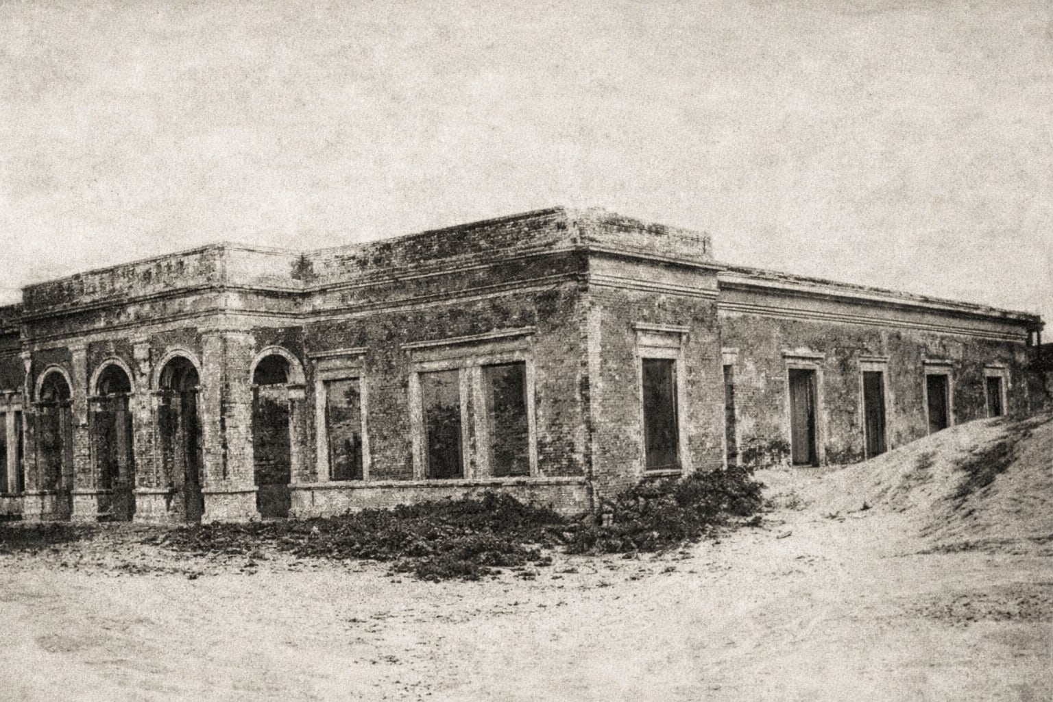 Una antigua foto del Hotel Mar del Sud antes de quedar completamente sepultado bajo la arena