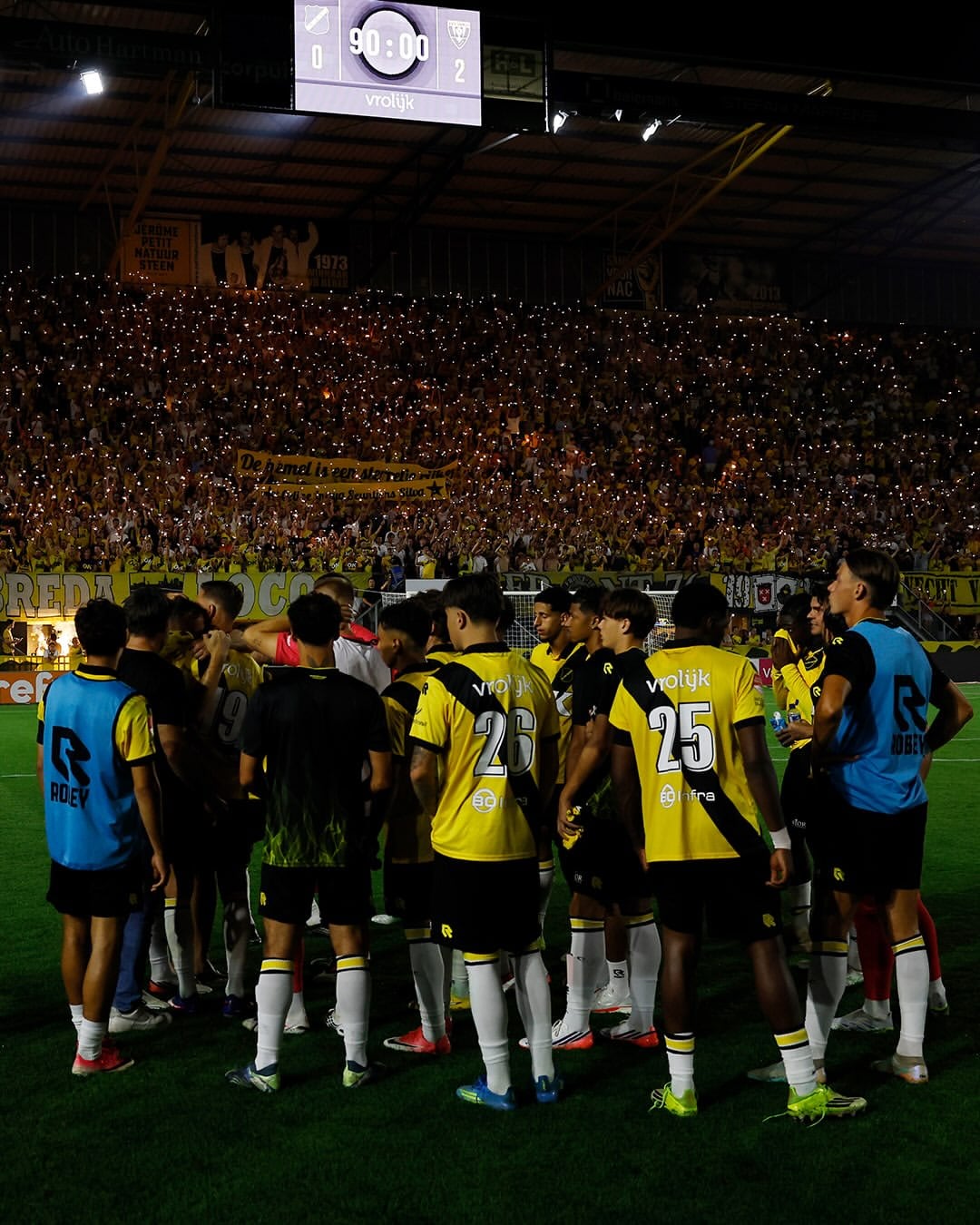 El homenaje de los hinchas del NAC Breda a Mats Seuntjens, que perdió a su hija una semana atrás