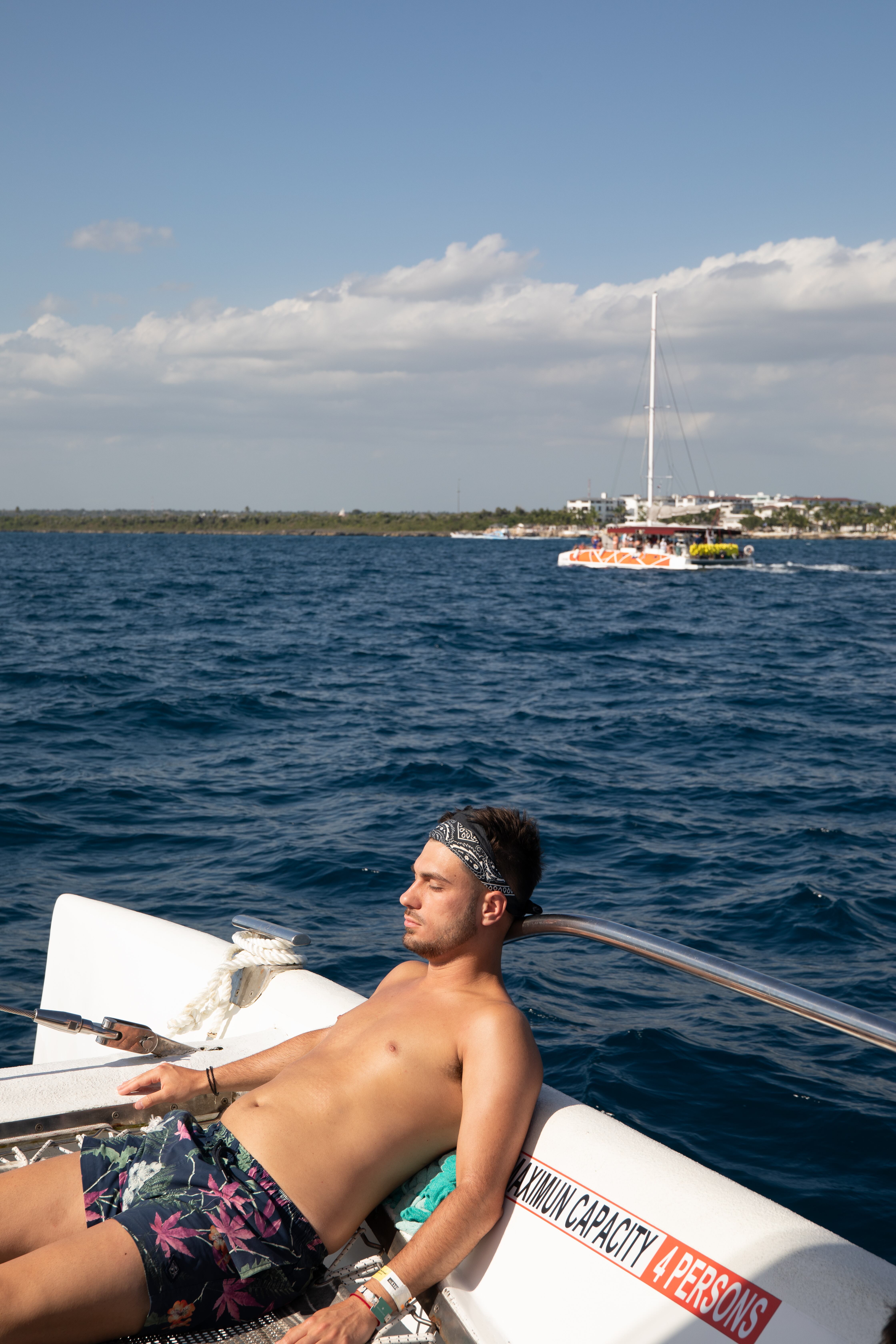 La navegación en lancha o catamarán es una de las partes más placenteras de la excursión