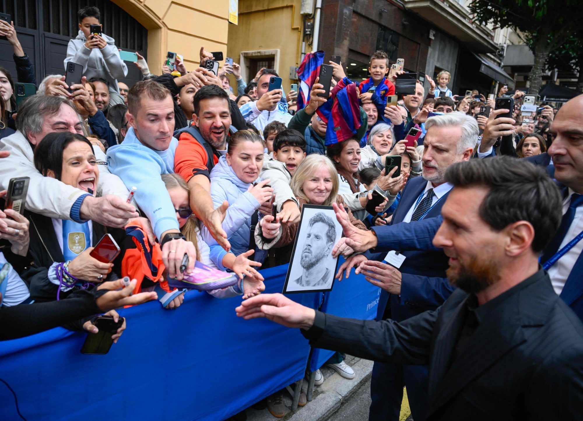 Messi se acercó a los fans que lo esperaban frente al hotel y firmó varios autógrafos