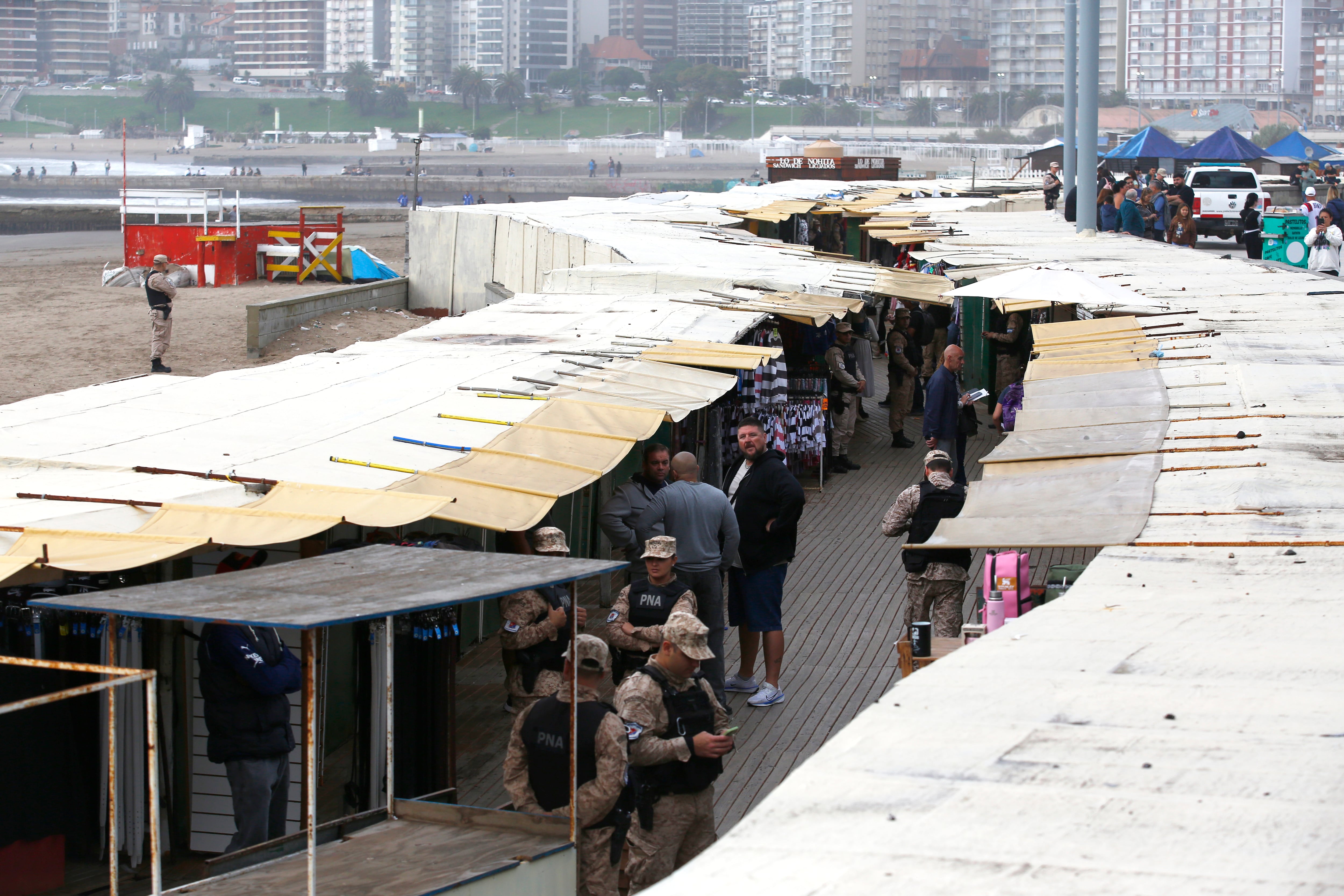 Fuerte operativo con Prefectura Naval en la feria de la rambla con secuestro de mercadería
El despliegue estaría originada en una denuncia de la Agencia de Recaudación y Control Aduanero (ARCA).
miércoles 15 de abril de 2026, Mar del Plata.
