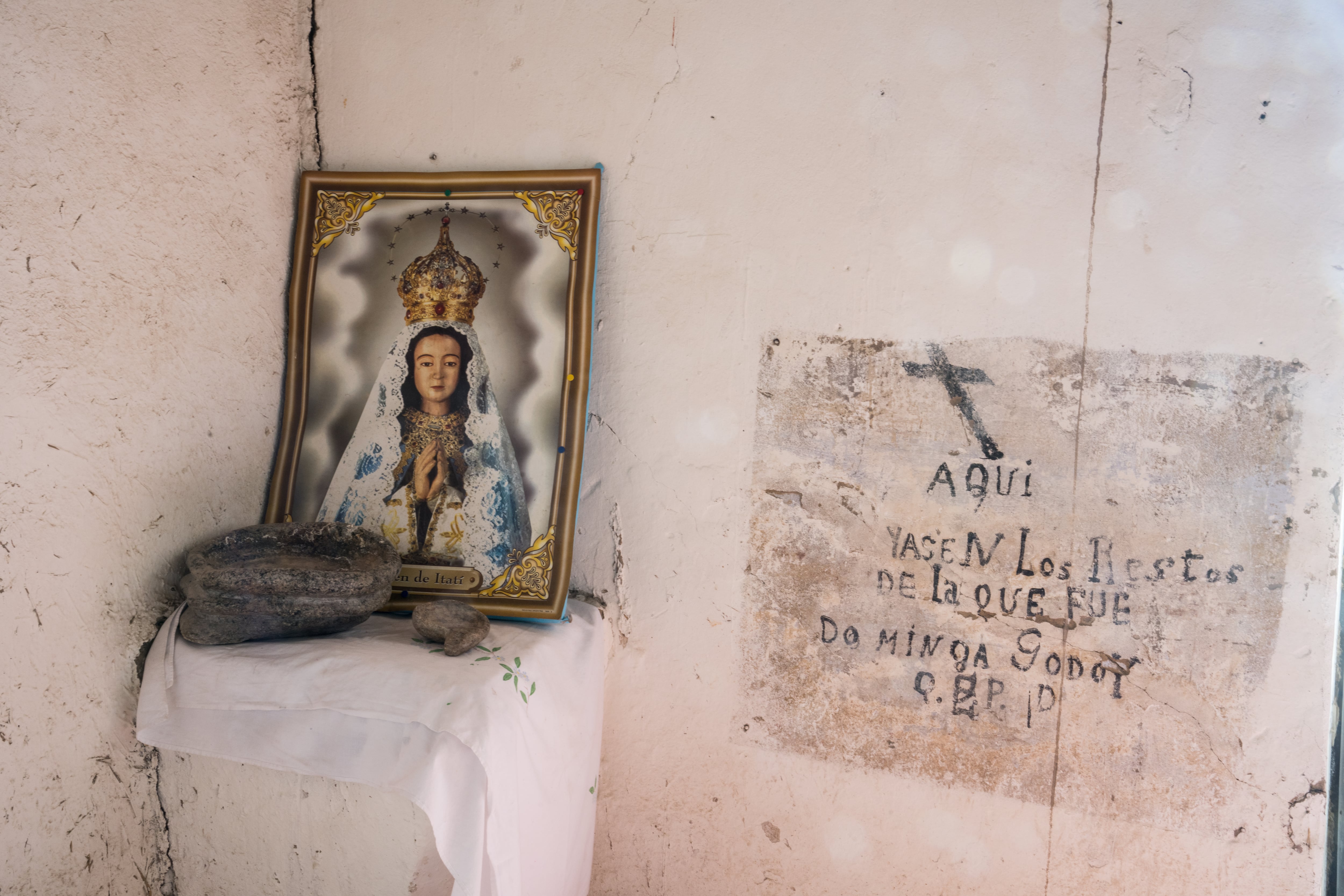 Lápida de una de las fundadoras, Dominga Godoy, sepultada en esta capilla