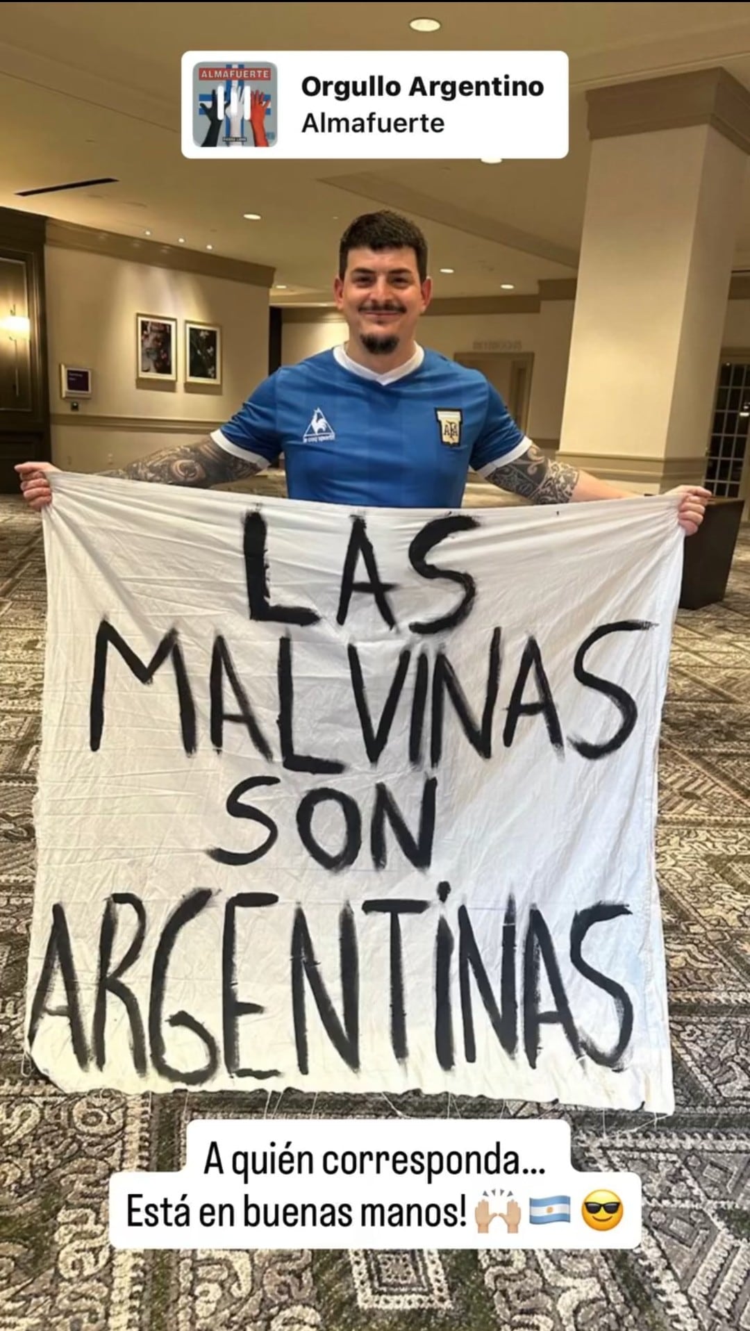 El mozo de la selección mostró que la bandera había llegado al hotel y tranquilizó a su creador: