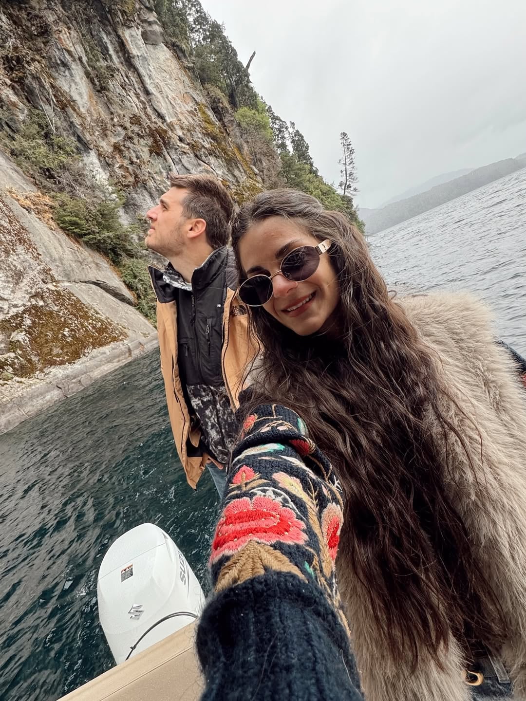 La parejo hizo kayak, paseo en barco y cata de vinos (Foto: @emilylucius)