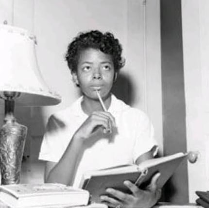 Elizabeth Eckford intentó ingresar a Central High School, en plena lucha contra la segregación racial que impedía a los estudiantes negros asistir a escuelas reservadas para blancos
