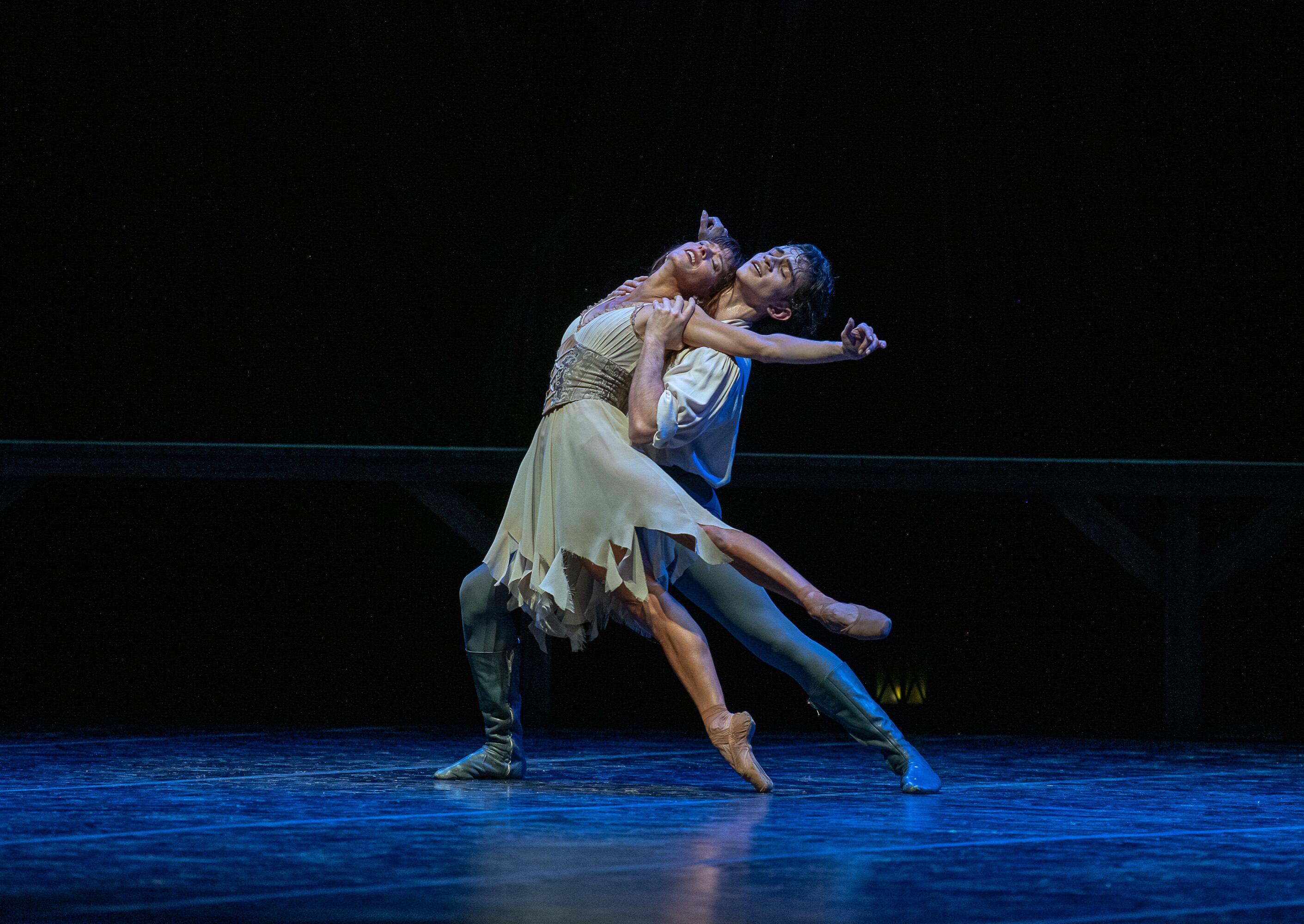 La pareja principal, en un sublime pas de deux, que es el corazón emotivo de la pieza de Haydée